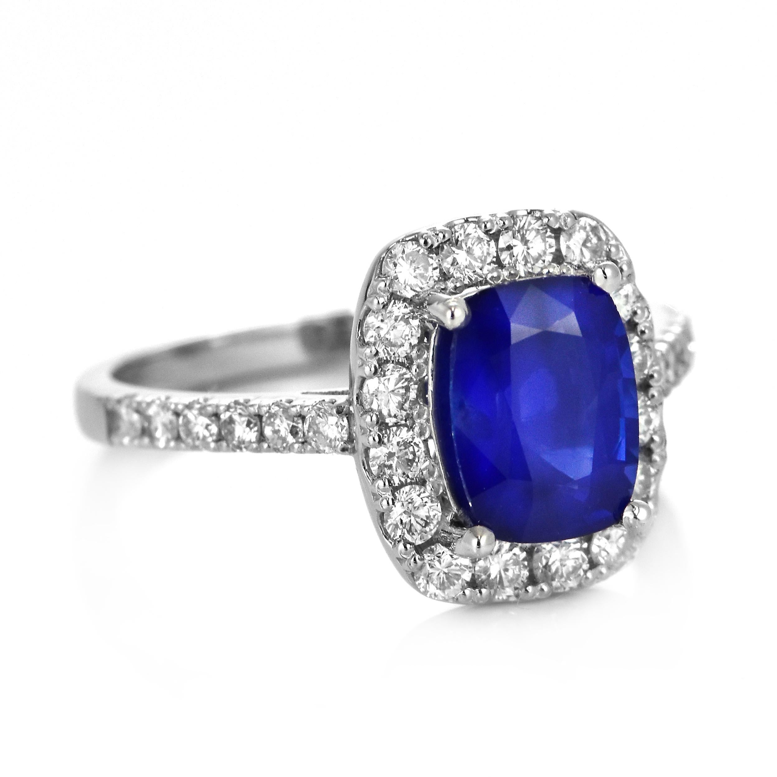 Taille coussin Bague en platine sertie d'un saphir bleu royal naturel de 1,92 carat et d'un halo de diamants en vente
