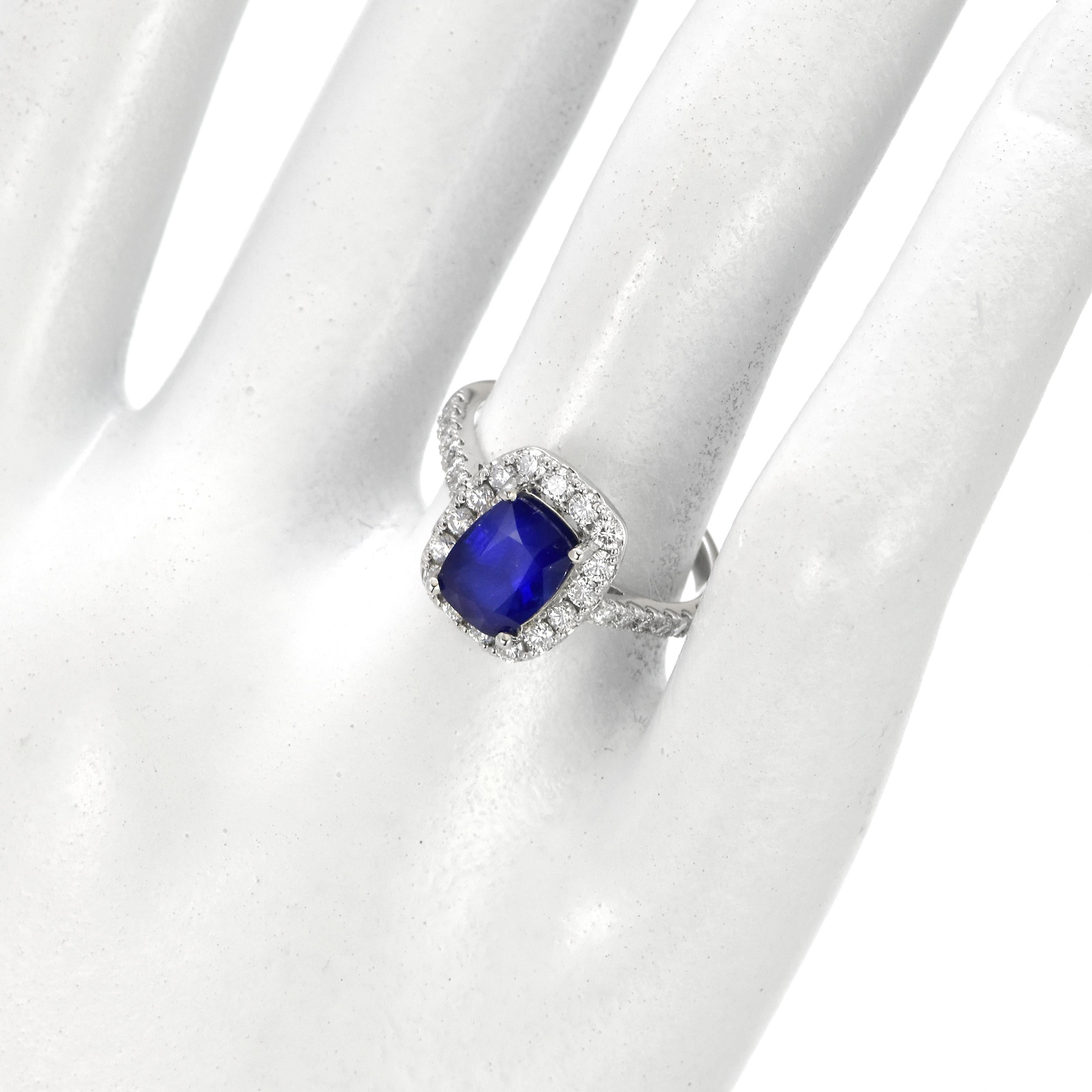 Bague en platine sertie d'un saphir bleu royal naturel de 1,92 carat et d'un halo de diamants Neuf - En vente à Tokyo, JP