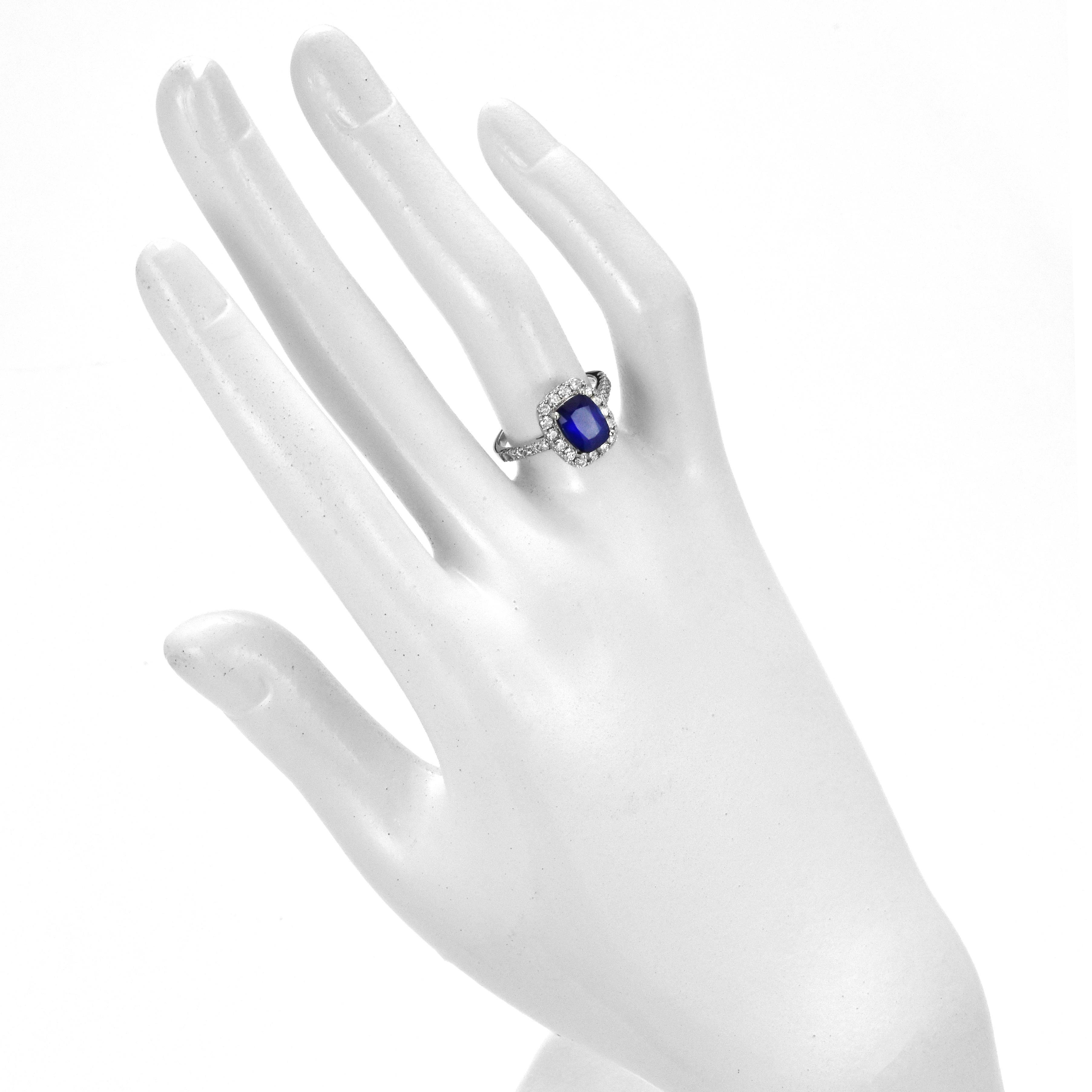 Bague en platine sertie d'un saphir bleu royal naturel de 1,92 carat et d'un halo de diamants Pour femmes en vente