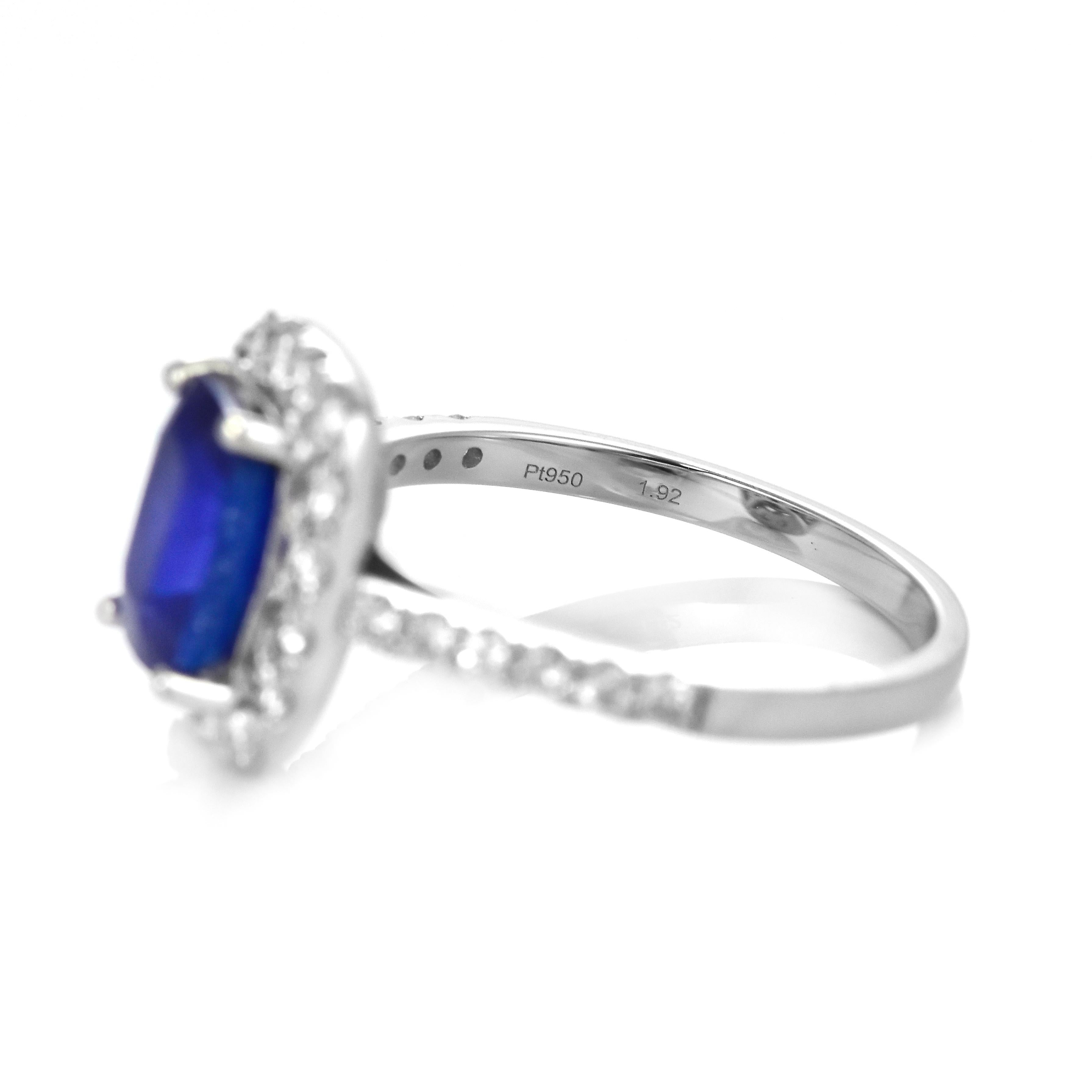Bague en platine sertie d'un saphir bleu royal naturel de 1,92 carat et d'un halo de diamants en vente 1