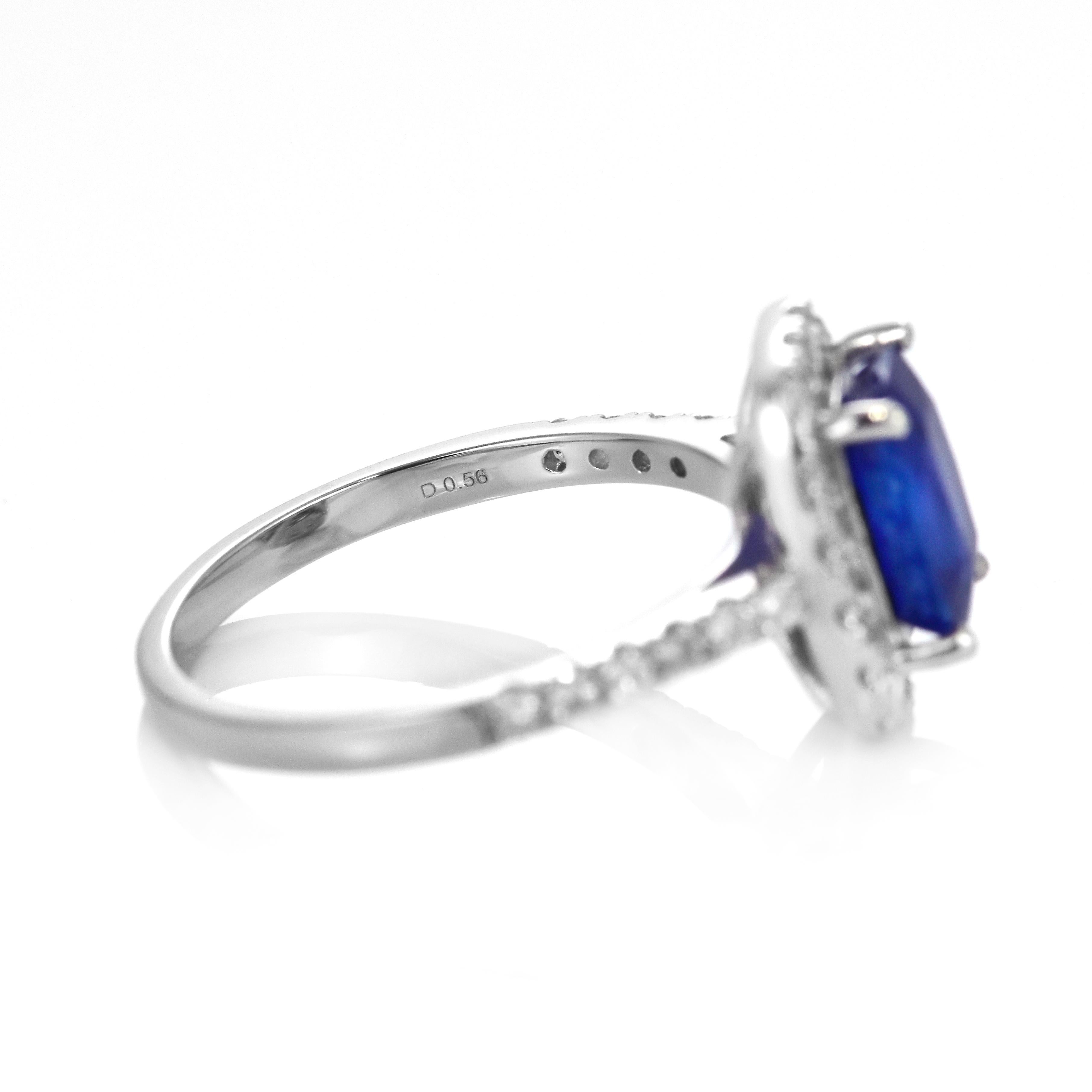 Bague en platine sertie d'un saphir bleu royal naturel de 1,92 carat et d'un halo de diamants en vente 2