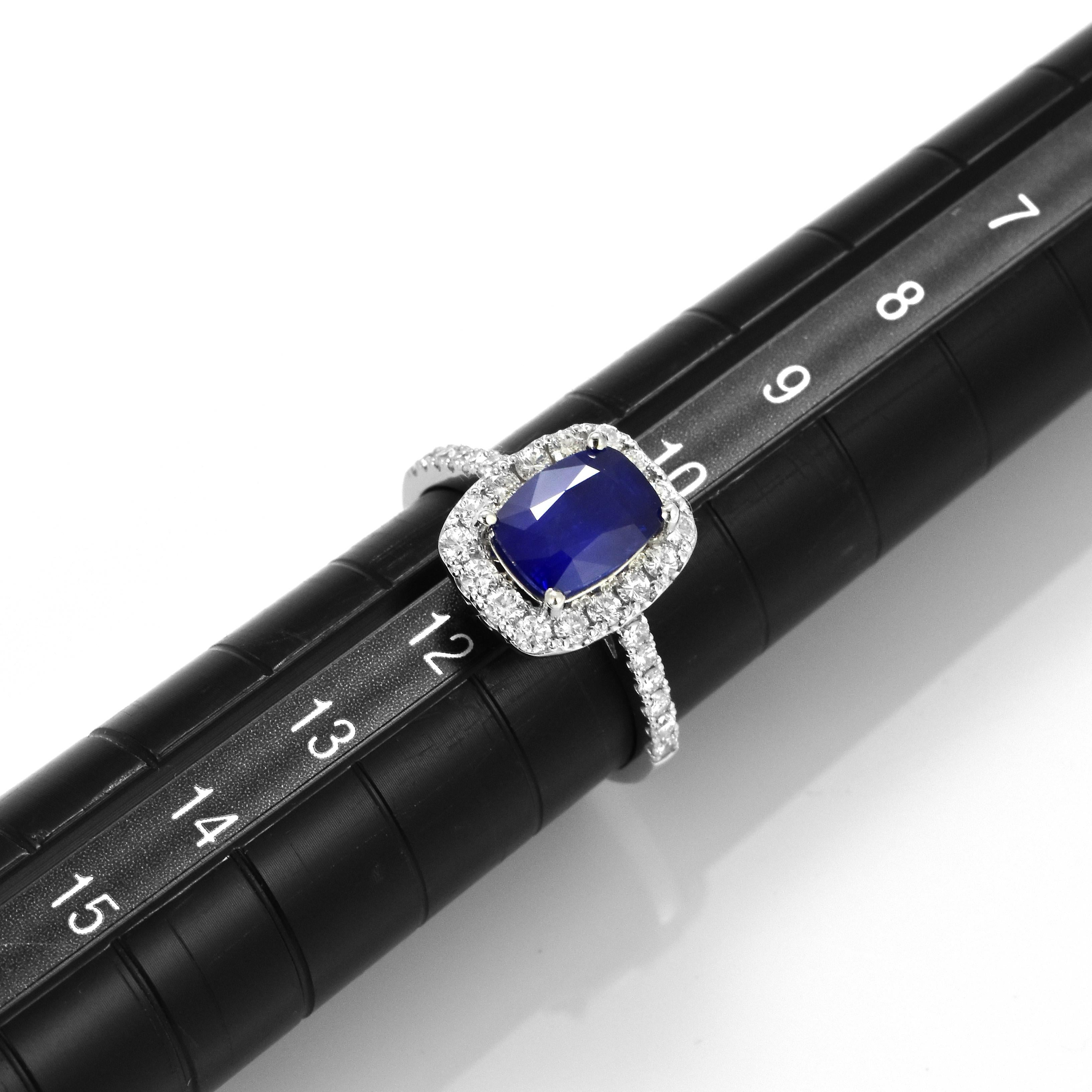 Bague en platine sertie d'un saphir bleu royal naturel de 1,92 carat et d'un halo de diamants en vente 3