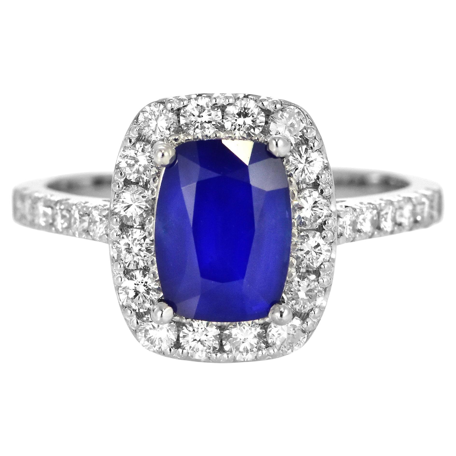 Anillo de Platino con Zafiro Azul Real Natural y Halo de Diamantes de 1,92 quilates