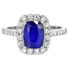 Anillo de Platino con Zafiro Azul Real Natural y Halo de Diamantes de 1,92 quilates