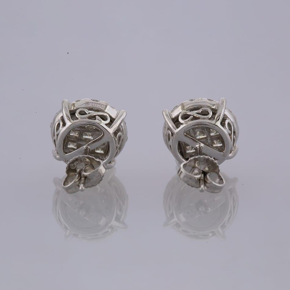 Dies ist ein Paar Diamant-Ohrstecker aus 18 Karat Weißgold. Jeder Ohrring besteht aus 0,50 Karat Diamanten im Prinzessinnenschliff und 0,46 Karat runden Diamanten im Brillantschliff.


Zustand: Gebraucht (Sehr gut)
Gewicht: 4,6 Gramm
Abmessungen der