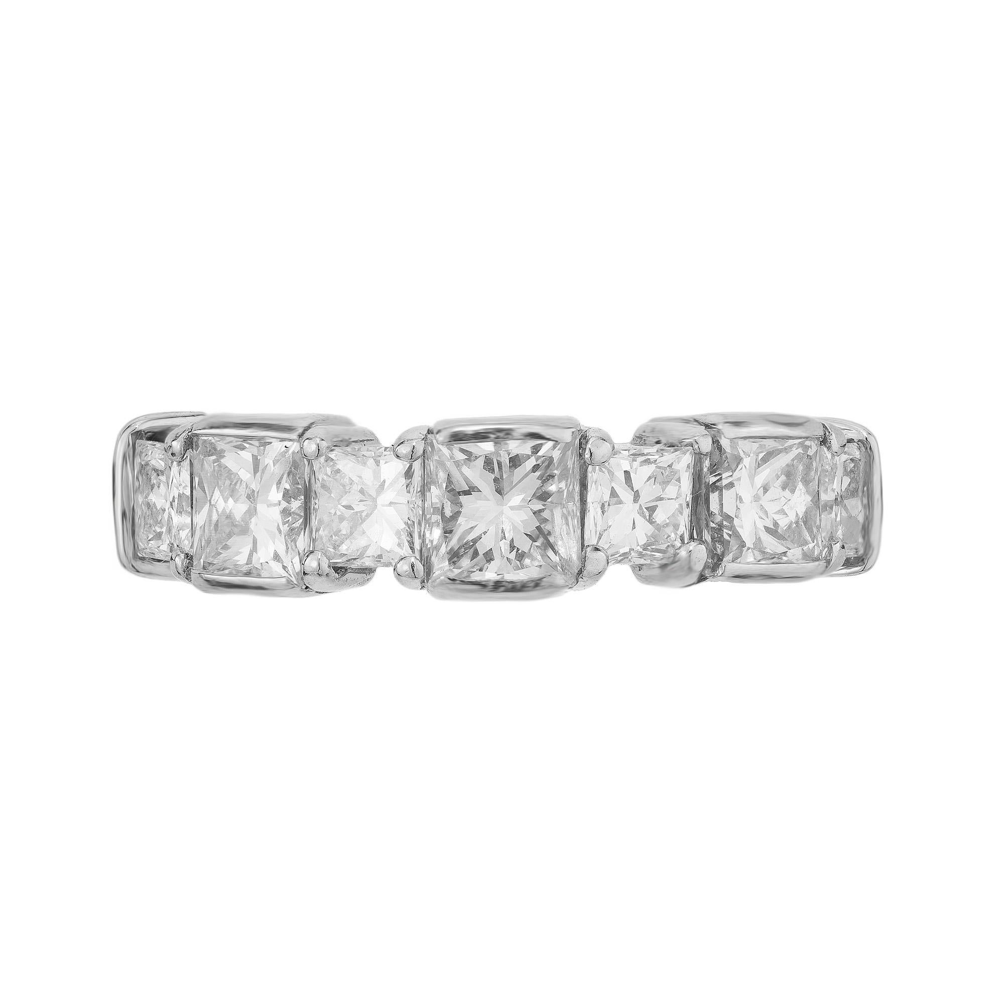 La fede nuziale in platino con diamante taglio Princess è un capolavoro di eleganza. I sette splendidi diamanti taglio princess sono meticolosamente incastonati in un'elegante fascia di platino, creando uno straordinario gioco di luci e lusso a ogni