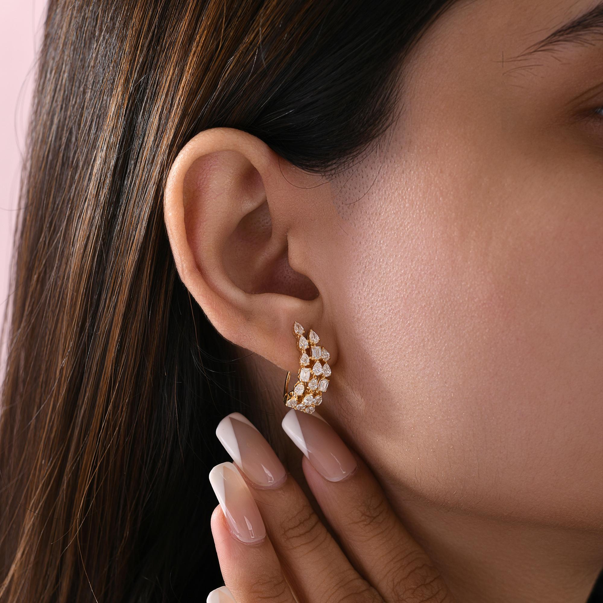 Estos pendientes de aro de oro amarillo de 14 quilates con mezcla de diamantes de 1,92 quilates, claridad SI y color HI, presentan diamantes talla pera y esmeralda engastados en racimo, formando un aro abrazador.
Los diamantes son un símbolo