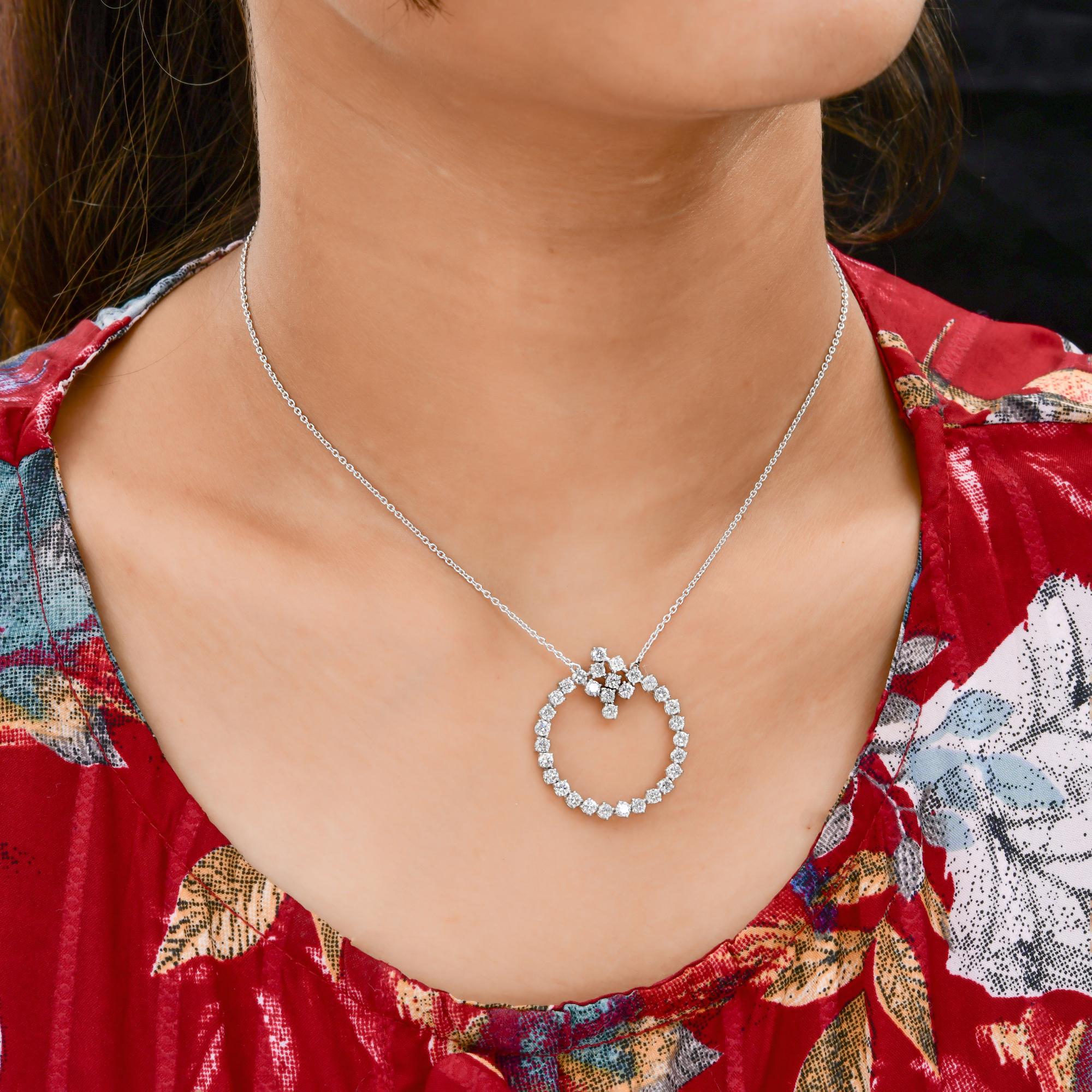 Questa collana con ciondolo a cerchio aperto in oro bianco 14 carati da 1,92 carati SI Clarity HI Color è caratterizzata da diamanti di taglio rotondo che formano il cerchio e da un gruppo di diamanti incastonati sulla parte superiore del cerchio.
I