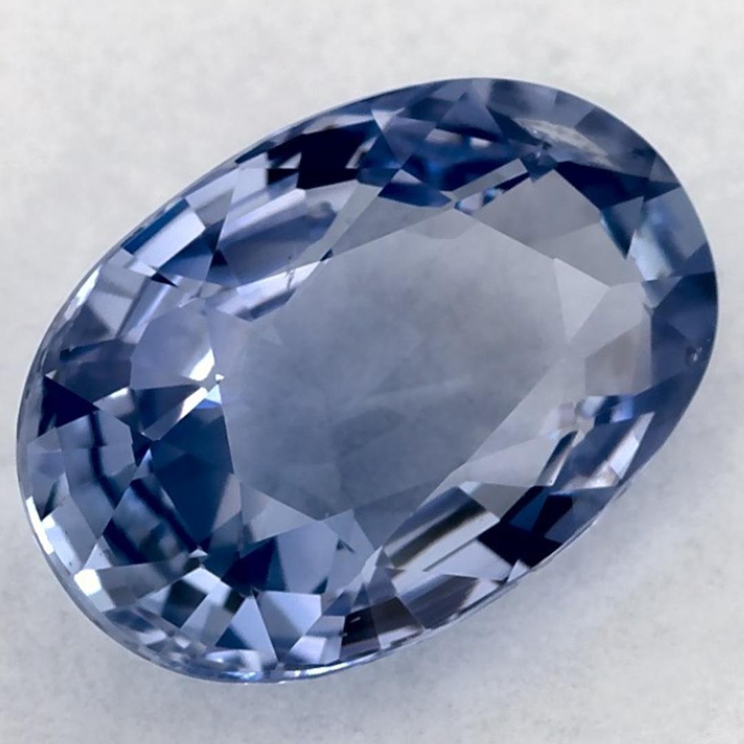 Este zafiro azul natural ofrece elegancia y sofisticación. Con su rica saturación de color y su corte preciso, es la pieza central perfecta para un anillo de compromiso o un diseño de joyería de lujo.

Este zafiro es originario de Sri Lanka