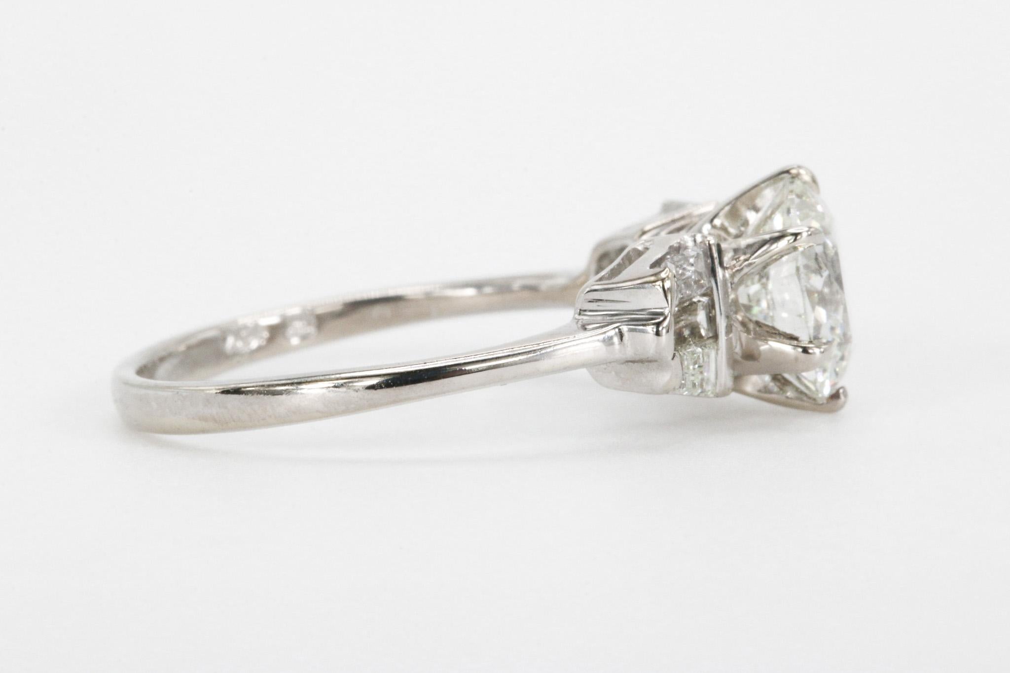 1.92 CT Diamante Brillante Redondo Certificado GIA en Anillo de Diamantes de Oro Blanco de 18K

Radiante y escultural, este anillo de diamantes exhibe una exquisita mezcla de diamantes naturales talla brillante redonda y talla baguette,