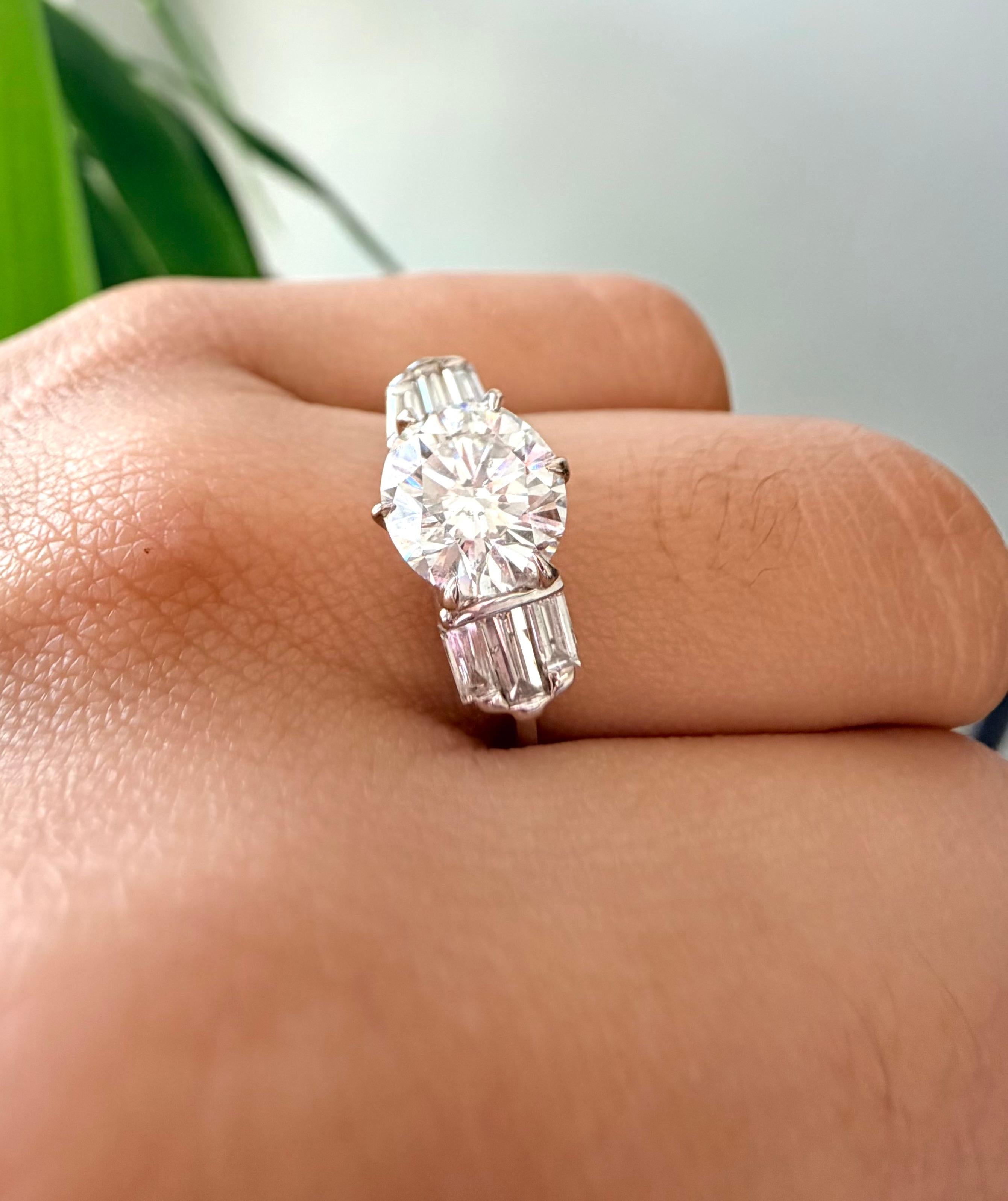De las mujeres 1.92 CT Diamante Brillante Redondo Certificado GIA en Anillo de Diamantes de Oro Blanco de 18K en venta