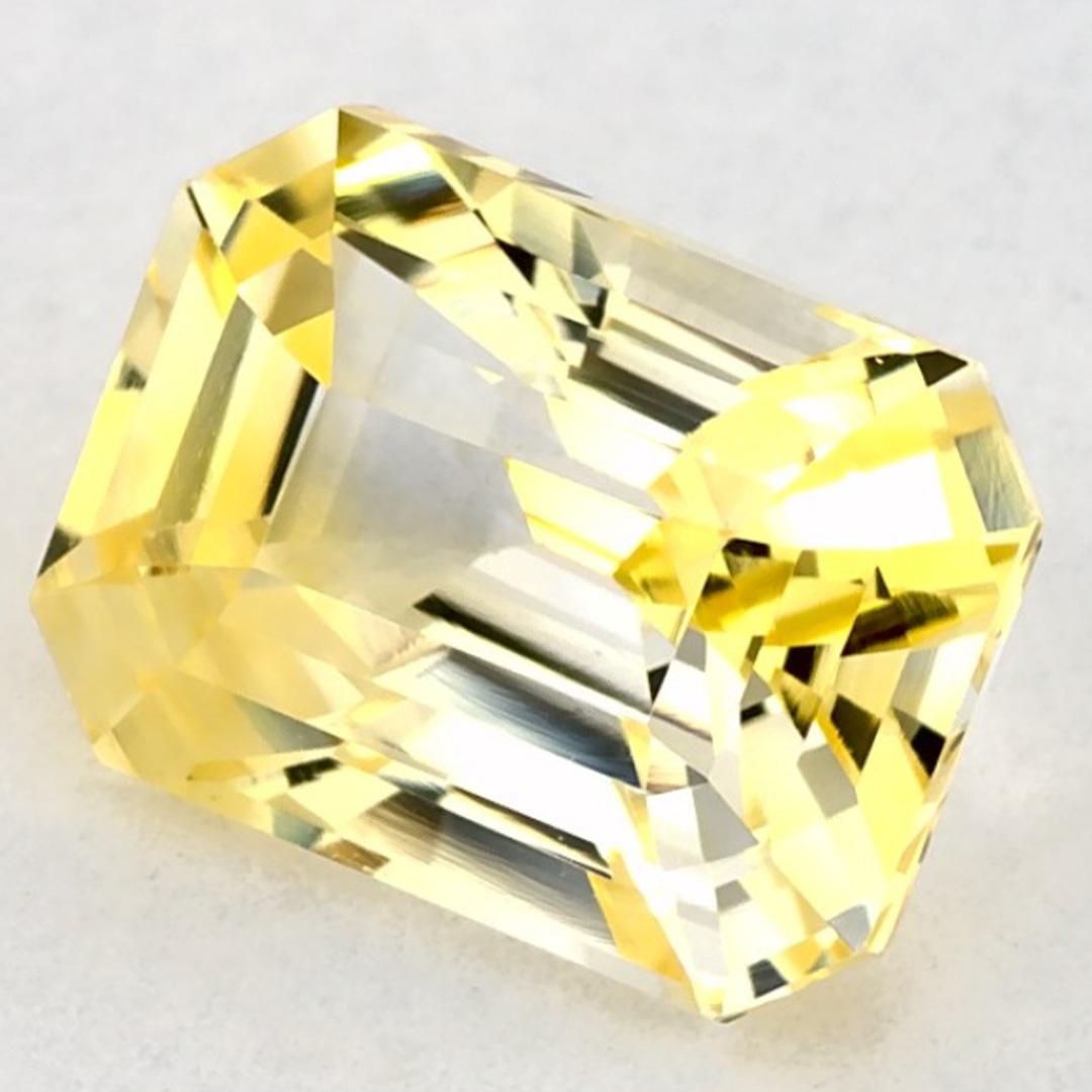 Questo zaffiro giallo naturale offre eleganza e raffinatezza. Con la sua ricca saturazione del colore e il taglio preciso, è il centro perfetto per un anello di fidanzamento o per un design di gioielli di lusso.

Questo zaffiro proviene dallo Sri