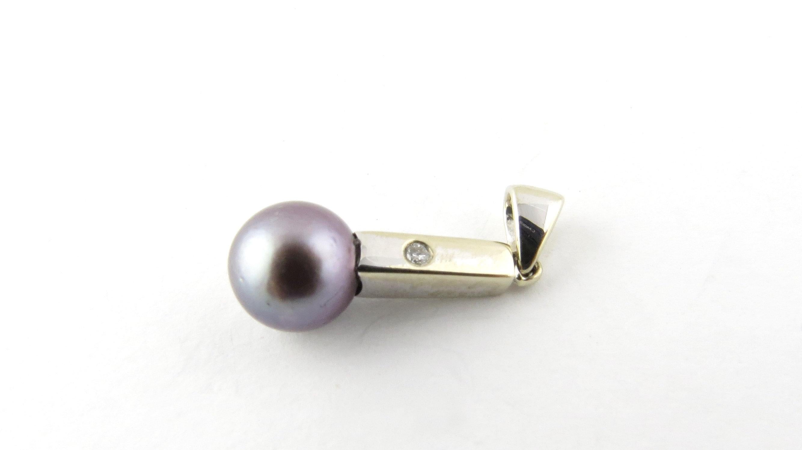 Round Cut 19.2 Karat White Gold Black Pearl and Diamond Pendant