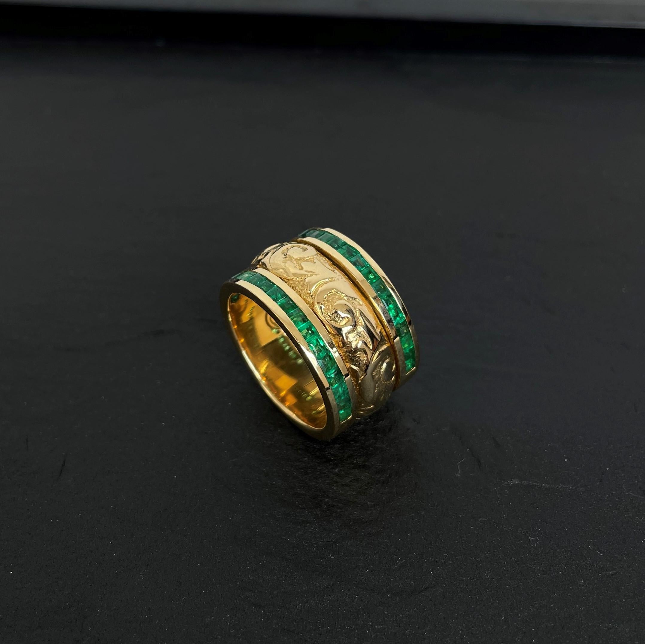 Contemporain Bague vintage « Side-by-Side turn » en émeraude gravée et sertie à la main en or jaune en vente