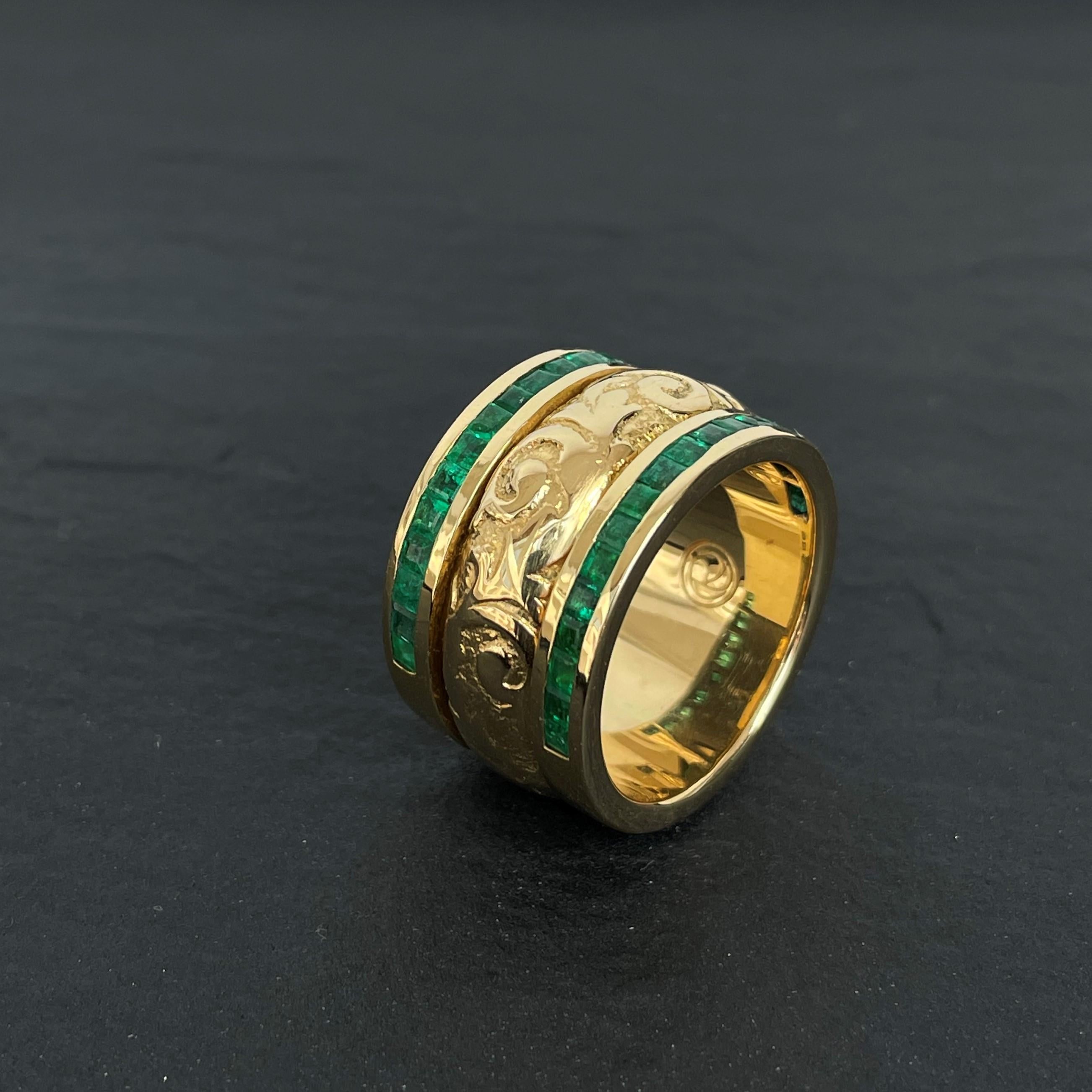 Bague vintage « Side-by-Side turn » en émeraude gravée et sertie à la main en or jaune Neuf - En vente à Porto, PT