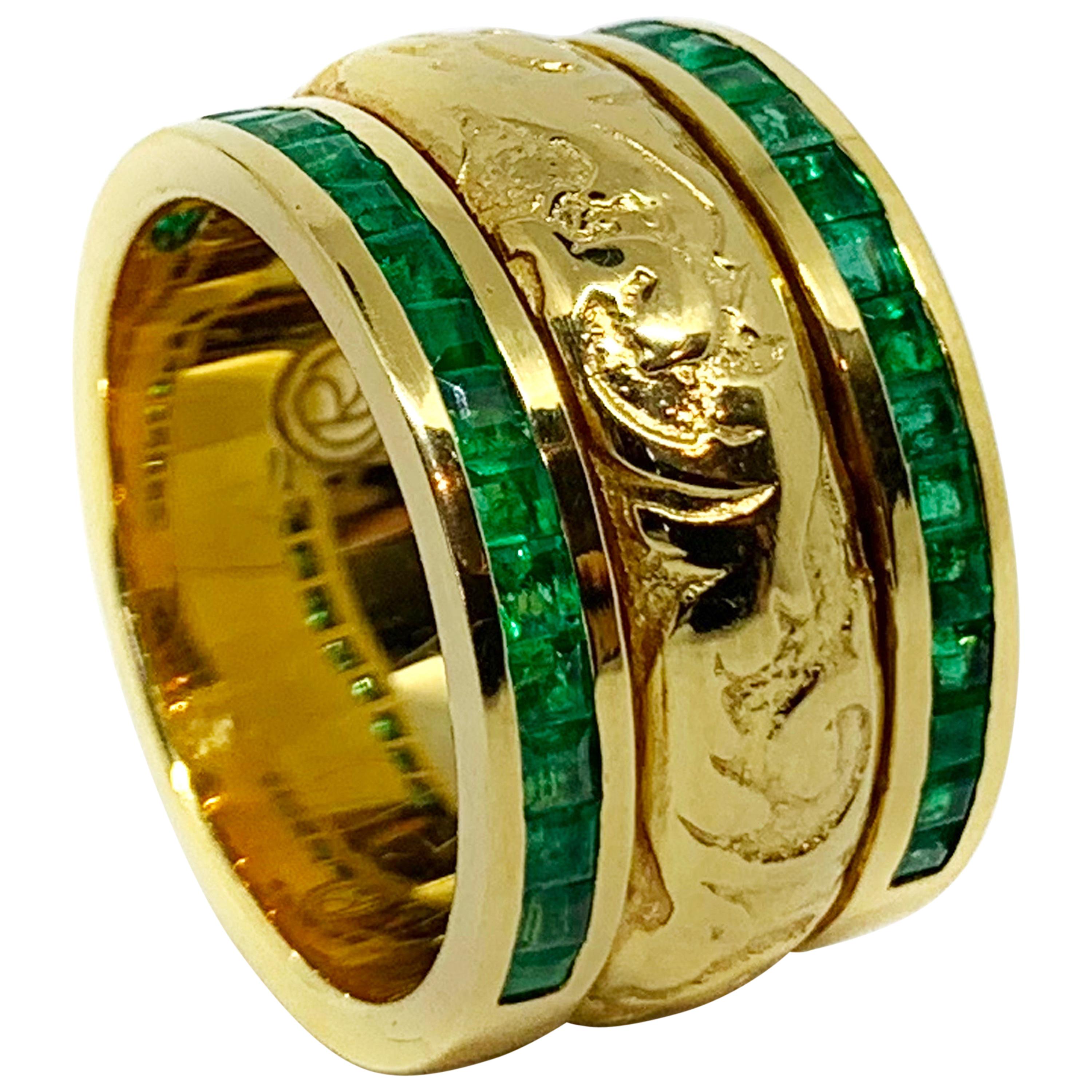 Bague vintage « Side-by-Side turn » en émeraude gravée et sertie à la main en or jaune en vente