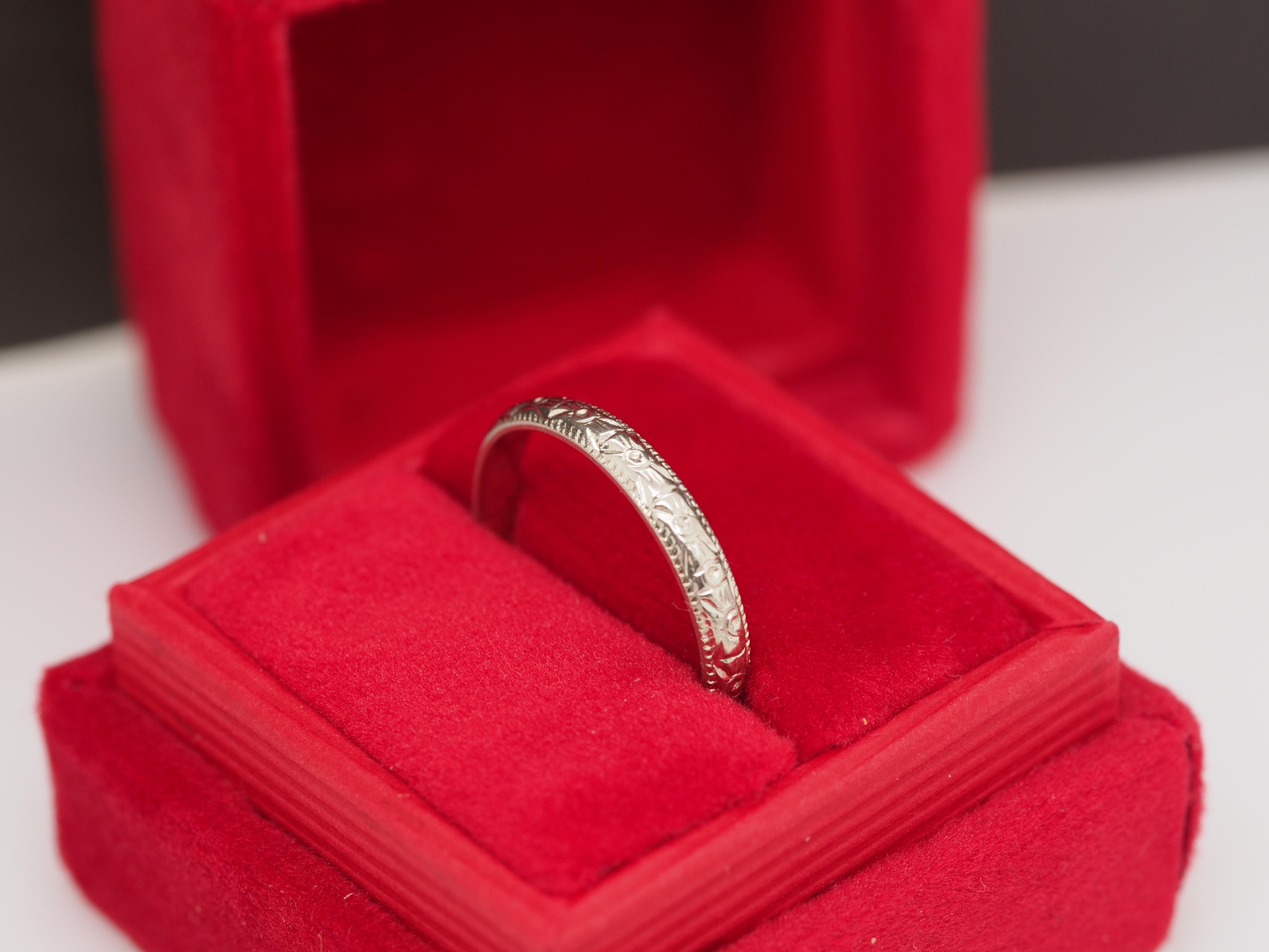 1920 18K White Gold Wedding Band In Good Condition For Sale In Atlanta, GA