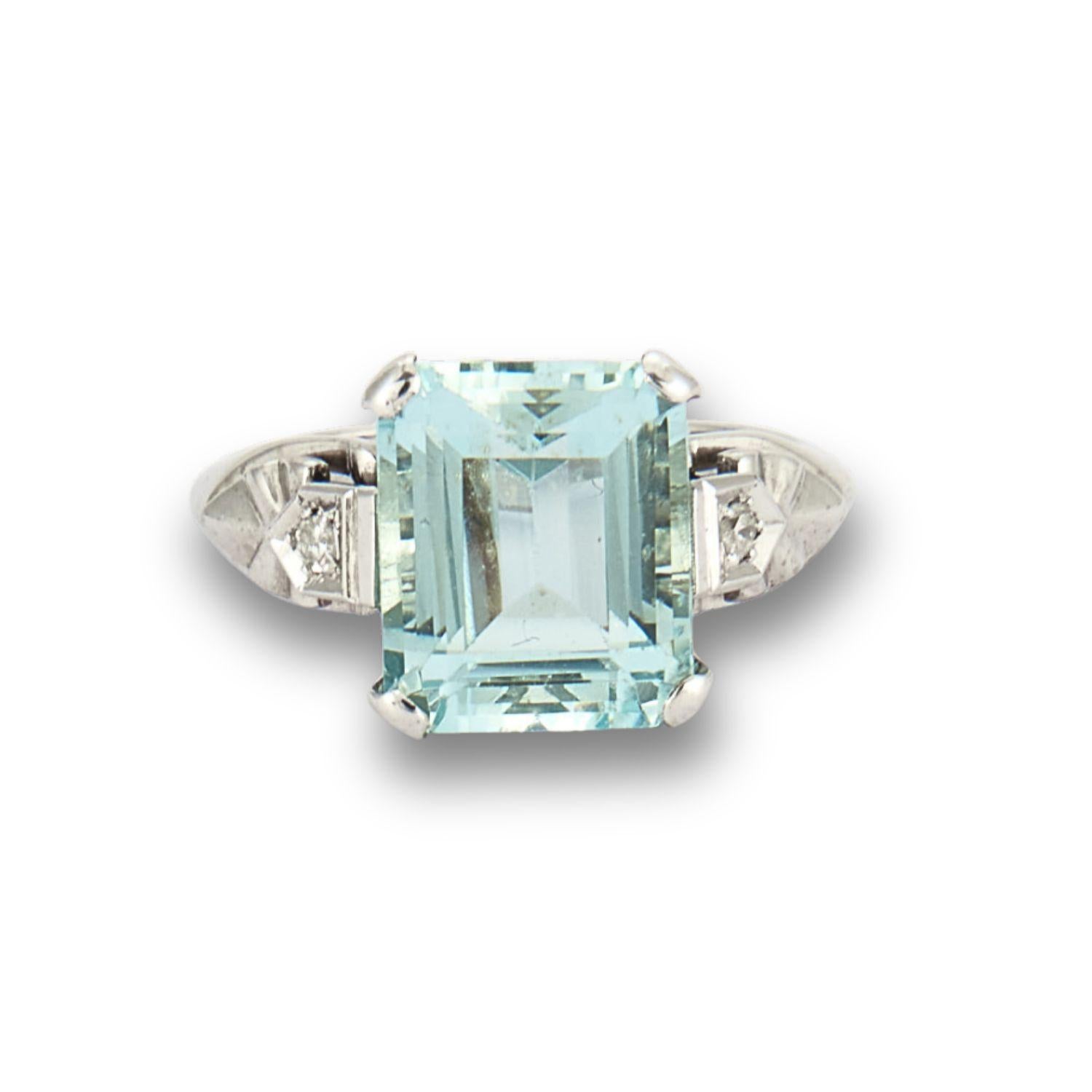  Step into the glamour of the 1920s-1930s with this exquisite Art Deco design ring, crafted from 18-karat gold. Adorned with single-cut diamonds, featuring eight facets totaling 0.16 carats, and a mesmerizing aquamarine beryl, this ring is a true