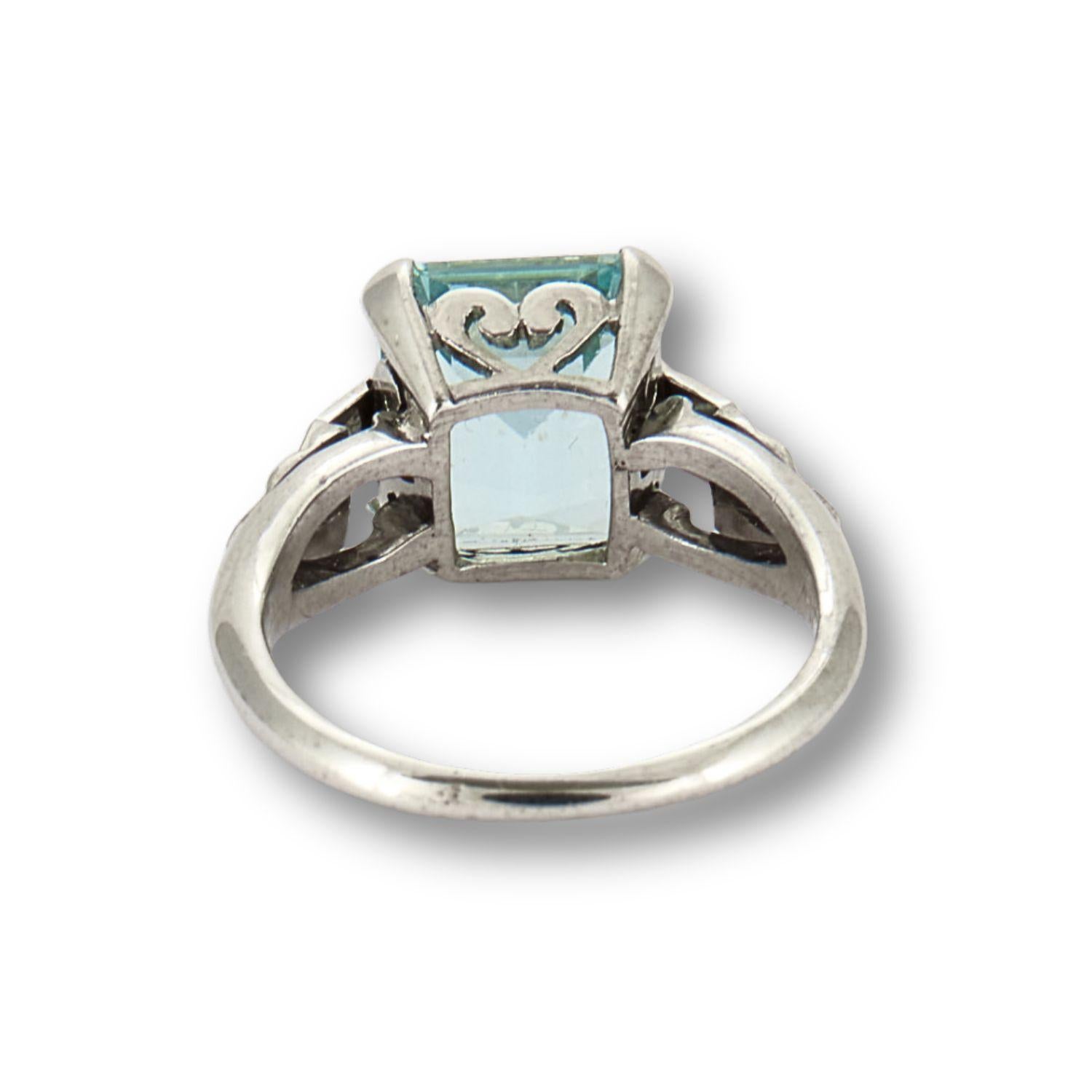Women's 1920-1930 Art Deco Style  Diamonds and Aquamarine White Gold Ring