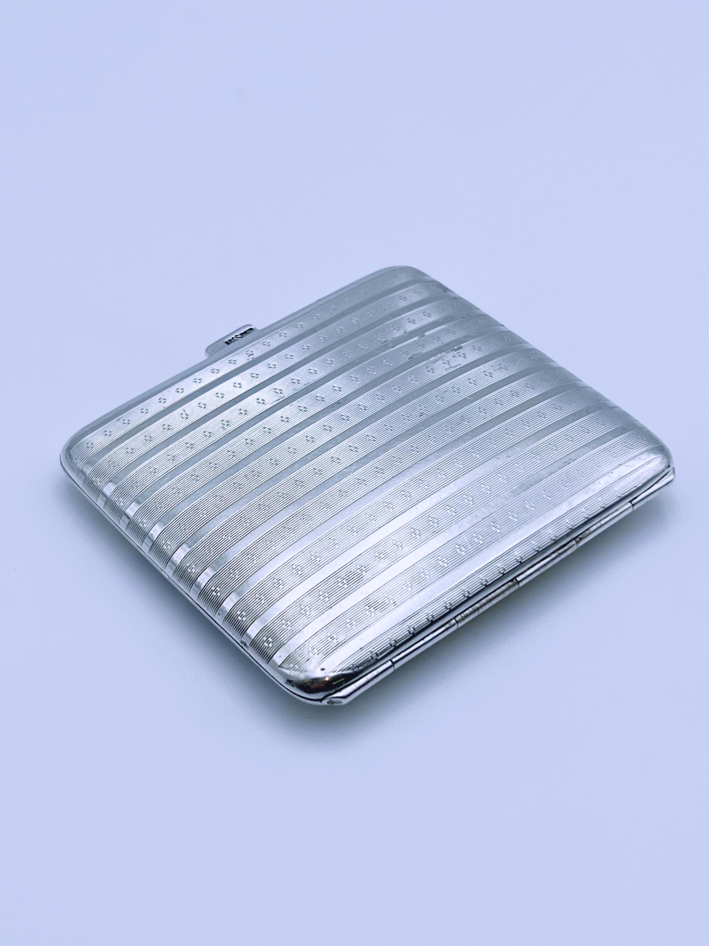 Questo splendido portasigarette d'argento antico, realizzato nell'elegante stile Art Déco, risale agli anni Venti-Trenta. Realizzato in argento massiccio 835s, presenta intricati dettagli Art Deco e un interno parzialmente sbiadito in oro 24k