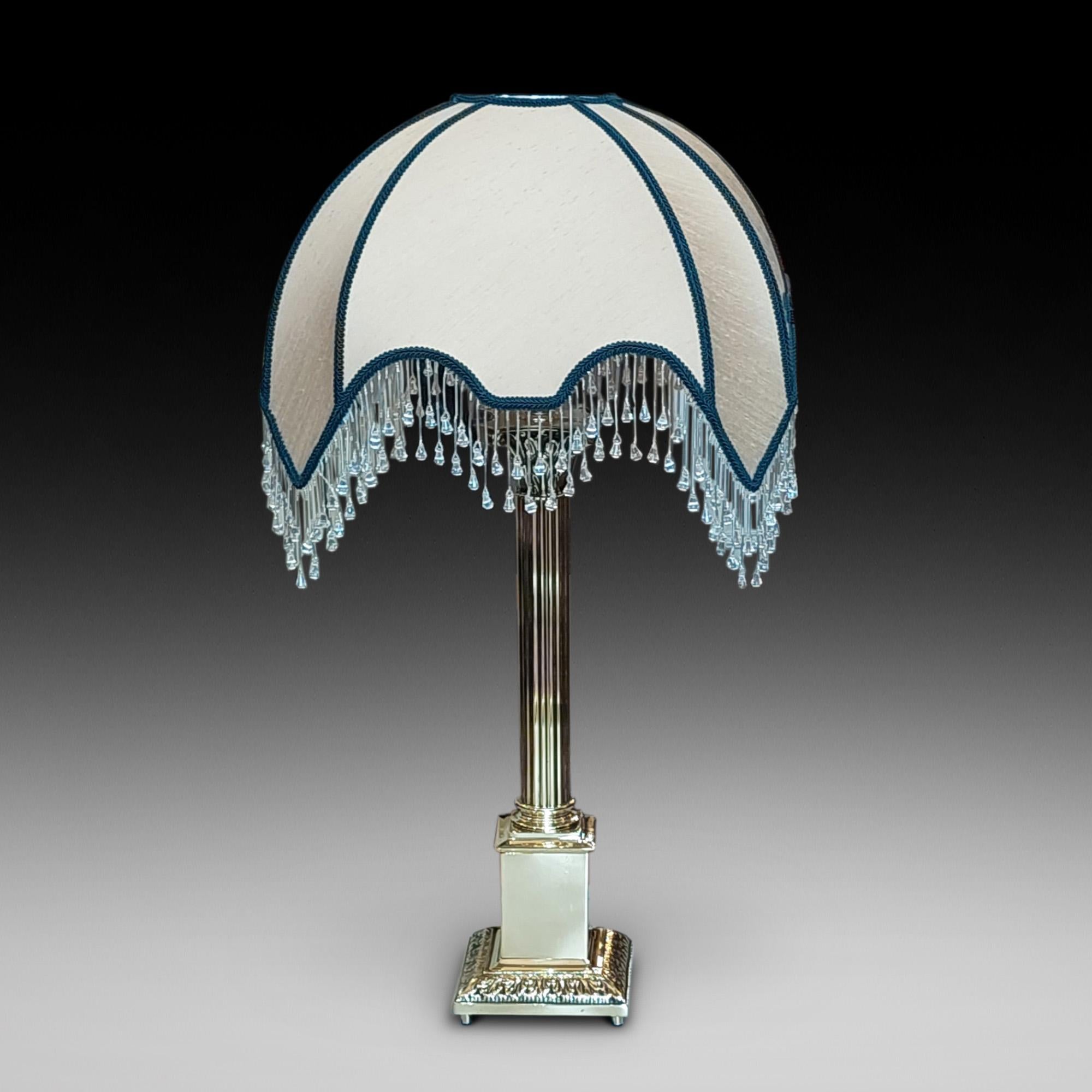 Lampe de table en laiton des années 1920/30 en forme de colonne néoclassique corinthienne coiffée de roseaux sur un socle supporté par des pieds en chignon 18