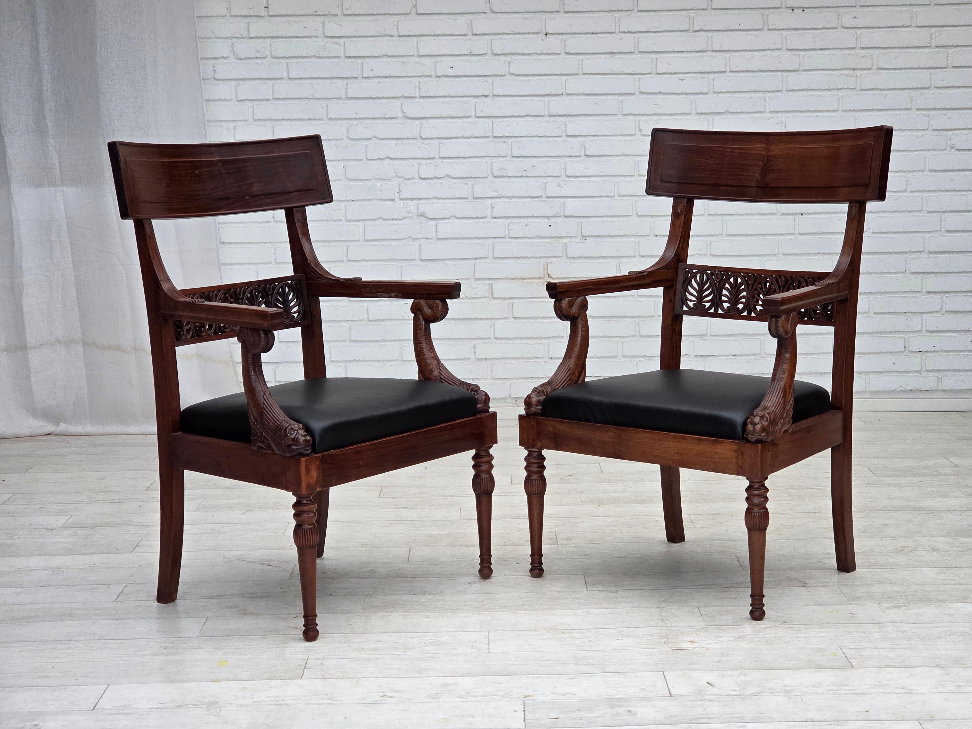 Anni '20-'30, set di 2 poltrone, tappezzate. Design/One di Georges Jacob. Legno di teak intagliato a mano, pelle per mobili, collegamenti con tasselli di legno. Le sedie sono state tappezzate da un artigiano. Prodotto negli anni 1920-30 circa.