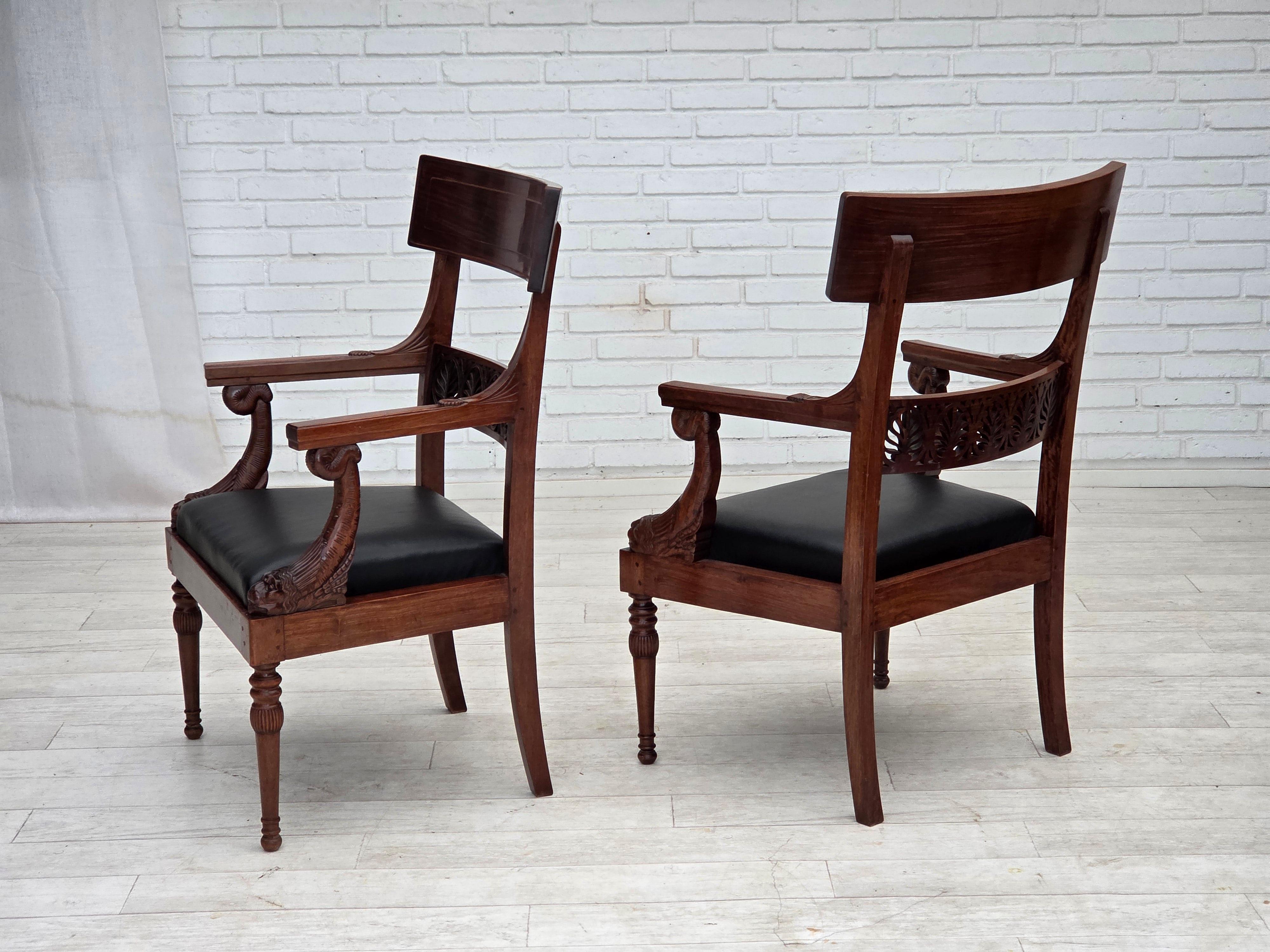 Francese Anni '20-'30, set di 2 poltrone, design di Georges Jacob, legno di teak intagliato. in vendita