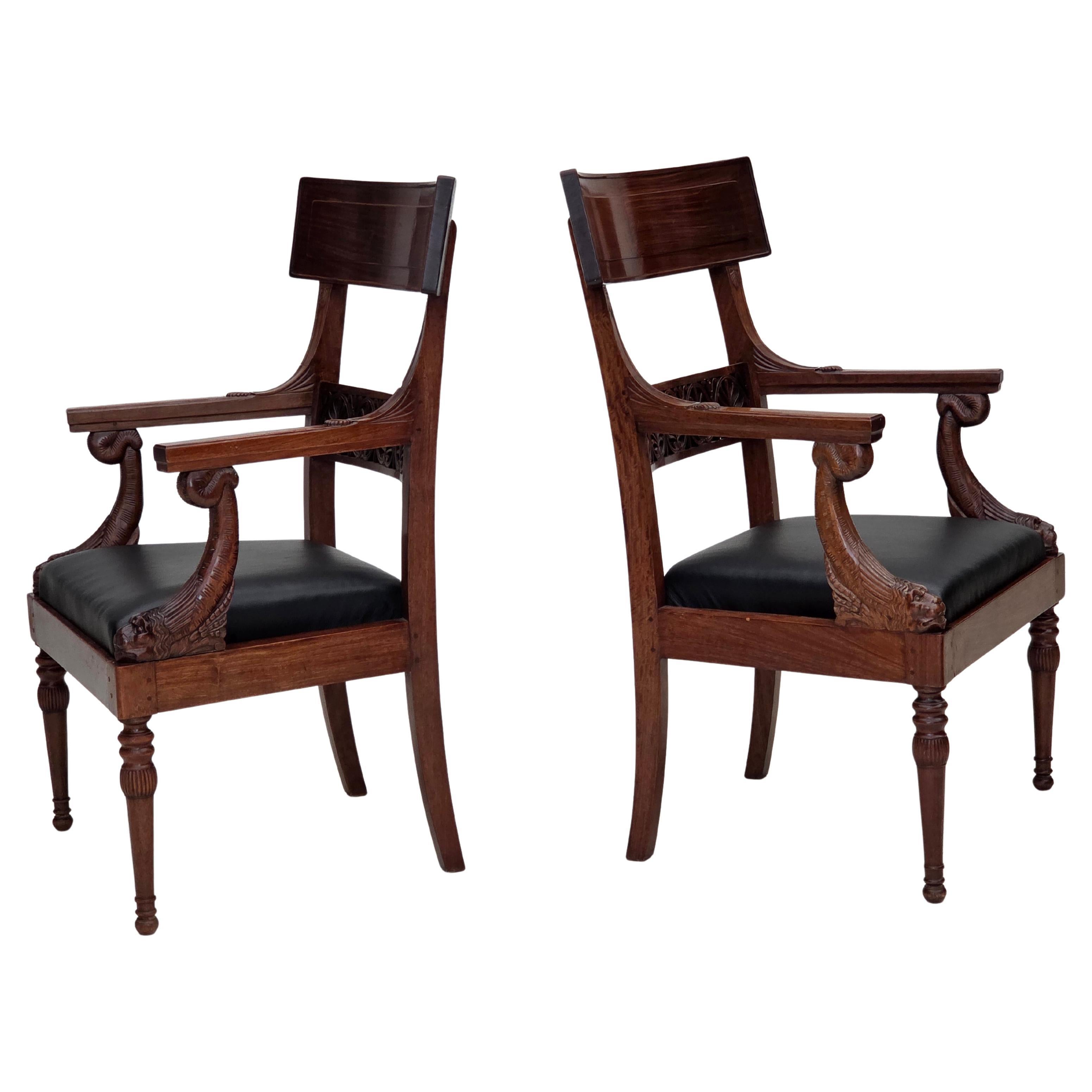 Années 1920-30, ensemble de 2 fauteuils, design/One d'après Georges Jacob, en bois de teck sculpté.