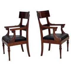 Années 1920-30, ensemble de 2 fauteuils, design/One d'après Georges Jacob, en bois de teck sculpté.