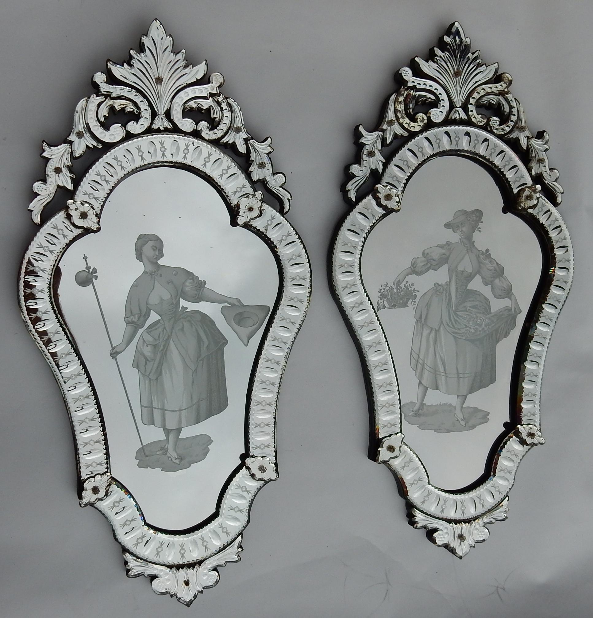 Paire de miroirs vénitiens à décor d'élégantes femmes dans un verre sous cadre, vers 1940, bon état.