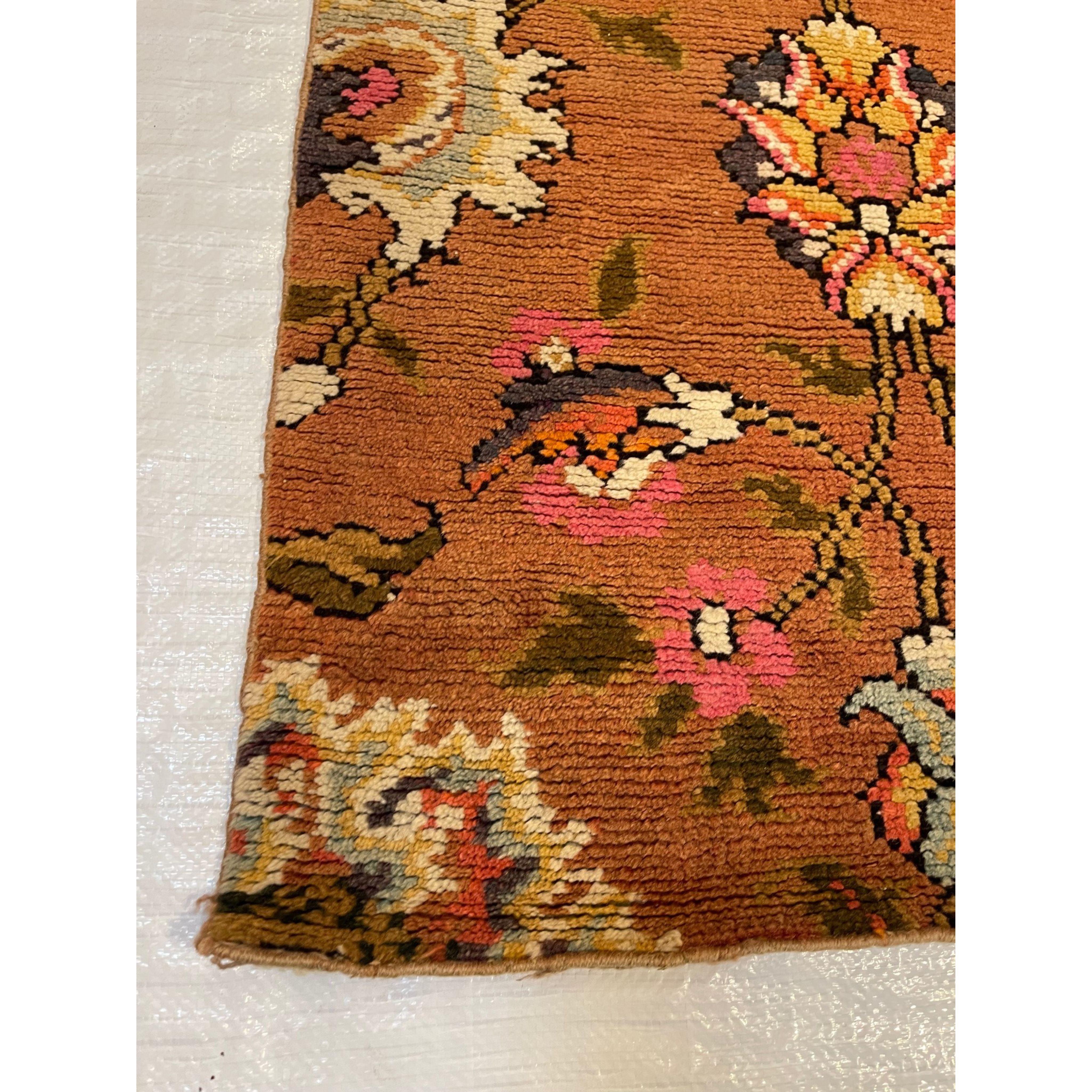 Ca.1920 Antique English Fragment Rug 4'3'' X 3'6'', handmade and hand-kotted piece ,
est arrivé d'Europe en Amérique dans les années 1950 et a été fabriqué par des tisserands européens dans les années 1920.
Les tisserands anglais se concentraient