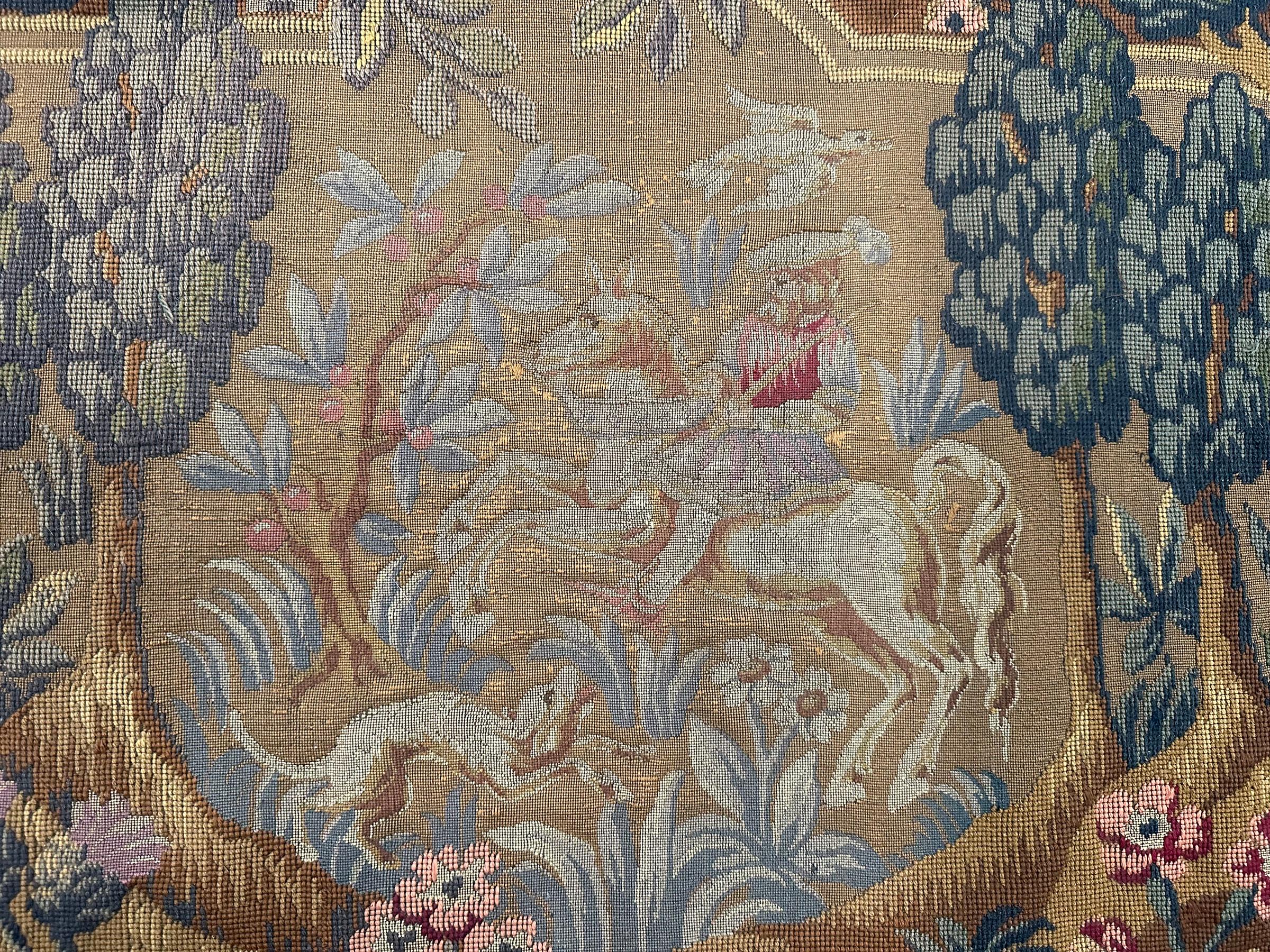 Antiker englischer Gobelinstickerei-Wandteppich aus Wolle und Seide, 3x5 82cm x 158cm, 1920 (Handgewebt) im Angebot