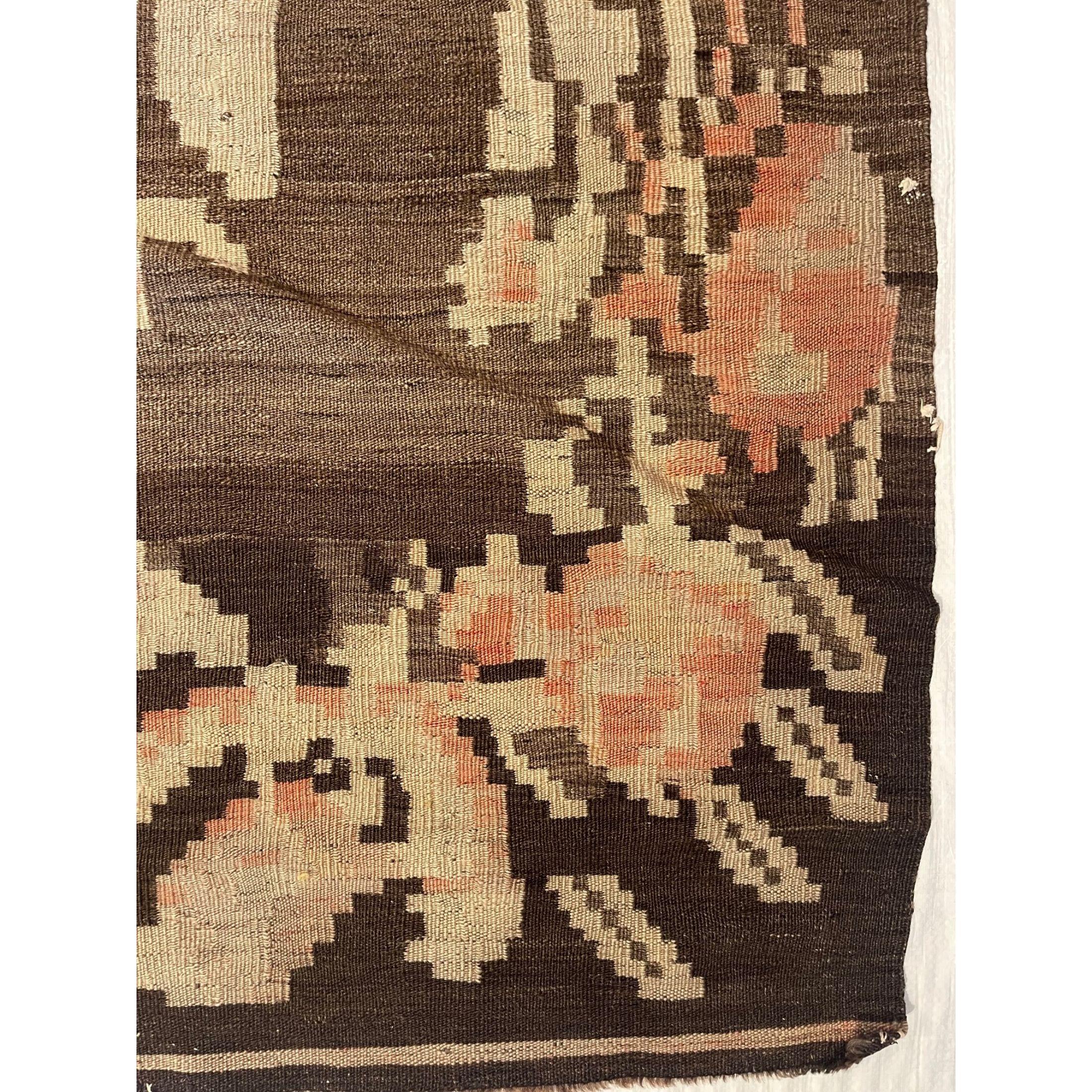 1920 Antiker flachgewebter Kilim-Teppich im Zustand „Gut“ im Angebot in Los Angeles, US