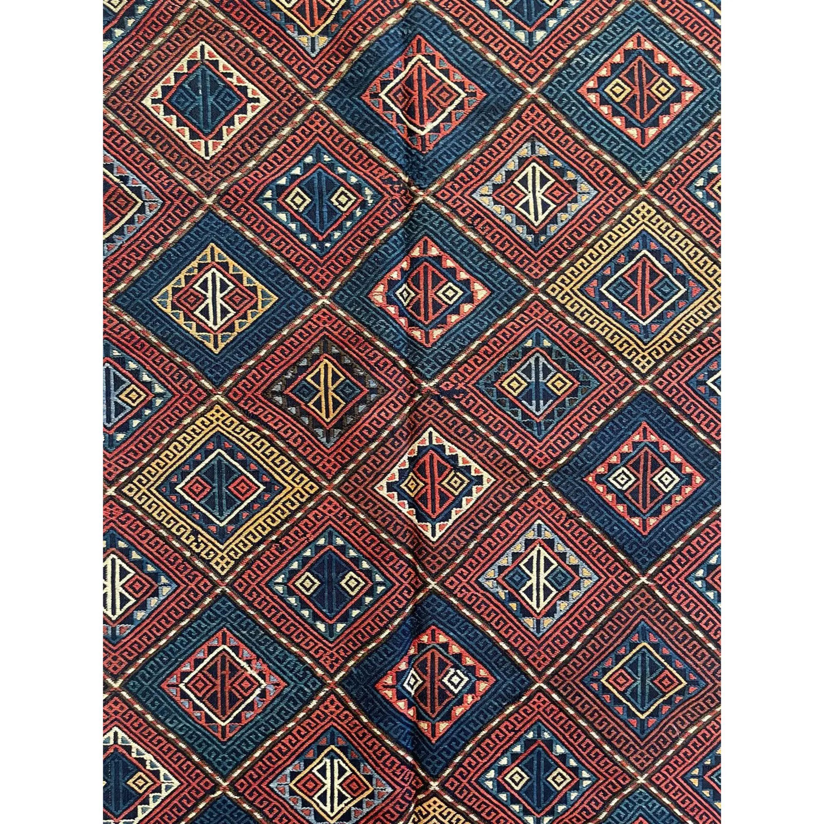 Tapis Soumak (également orthographié Sumak) - Cette technique de construction permet d'obtenir un tapis à tissage plat qui est épais, solide et exceptionnellement durable. Contrairement aux kilims, les tapis Soumak ne sont pas réversibles car les