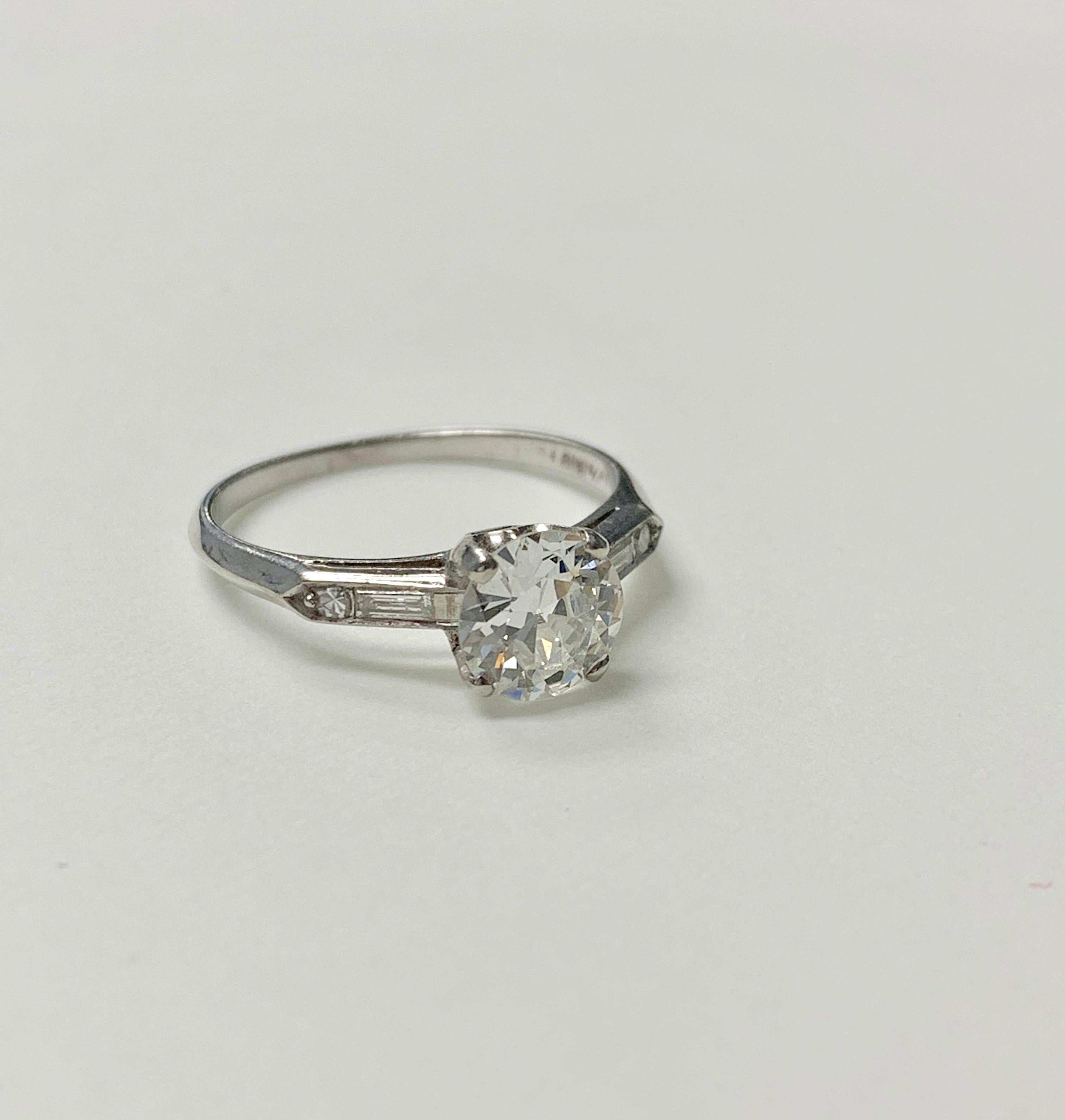 1920 Bague de fiançailles en platine avec diamant taille européenne ancienne. 
Les détails sont les suivants : 
Poids du diamant : 0,96 carat (I VS) 
Poids du diamant : 0,10 carat  (petits diamants) 
Métal : Platine 
Taille : 6 
