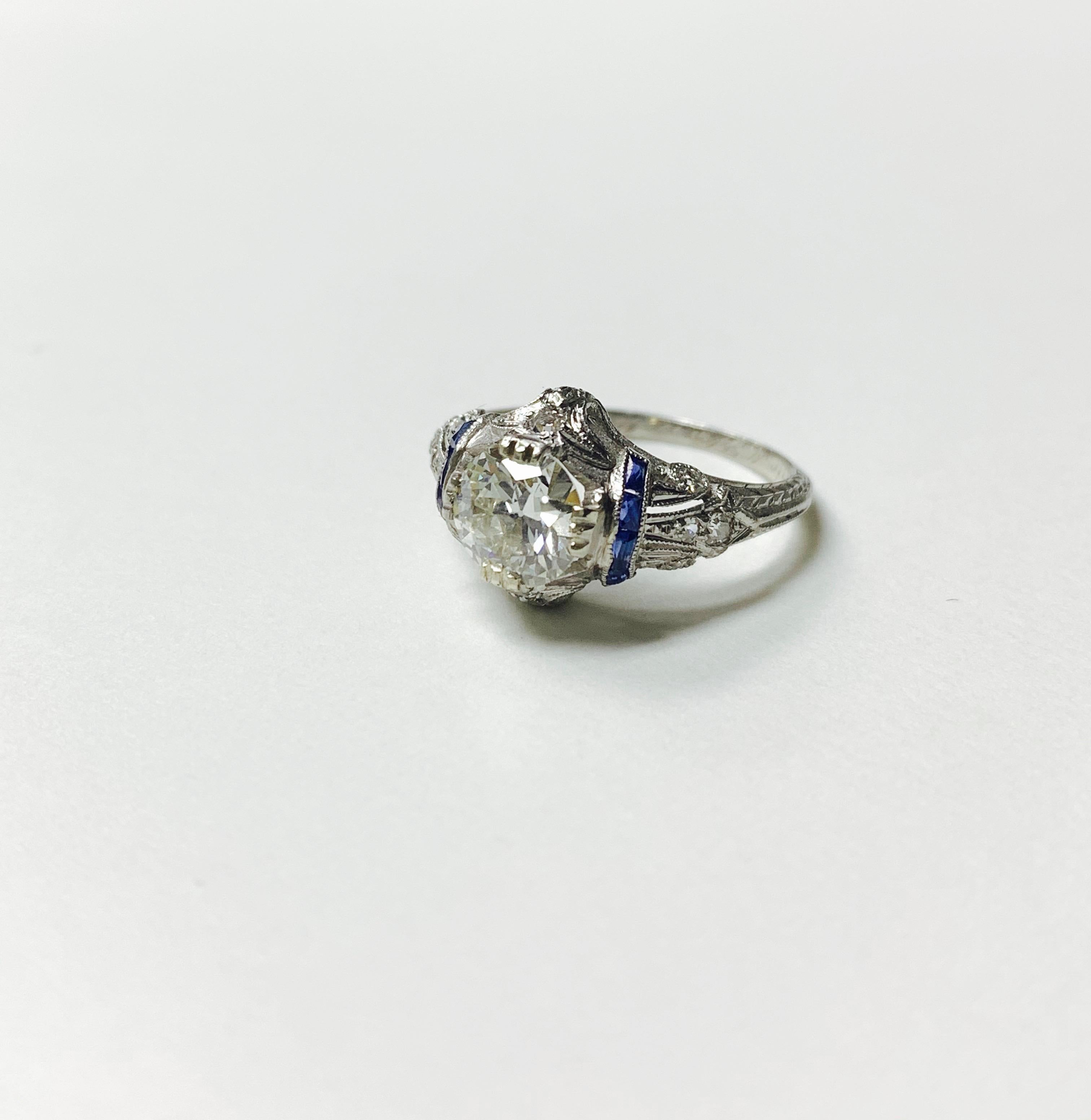 1920 Antiker alt-europäischer Diamant im Platinschliff. 
Die Einzelheiten sind wie folgt: 
Gewicht des Diamanten : 1 Karat 
Metall : Platin 
Ringgröße : 5