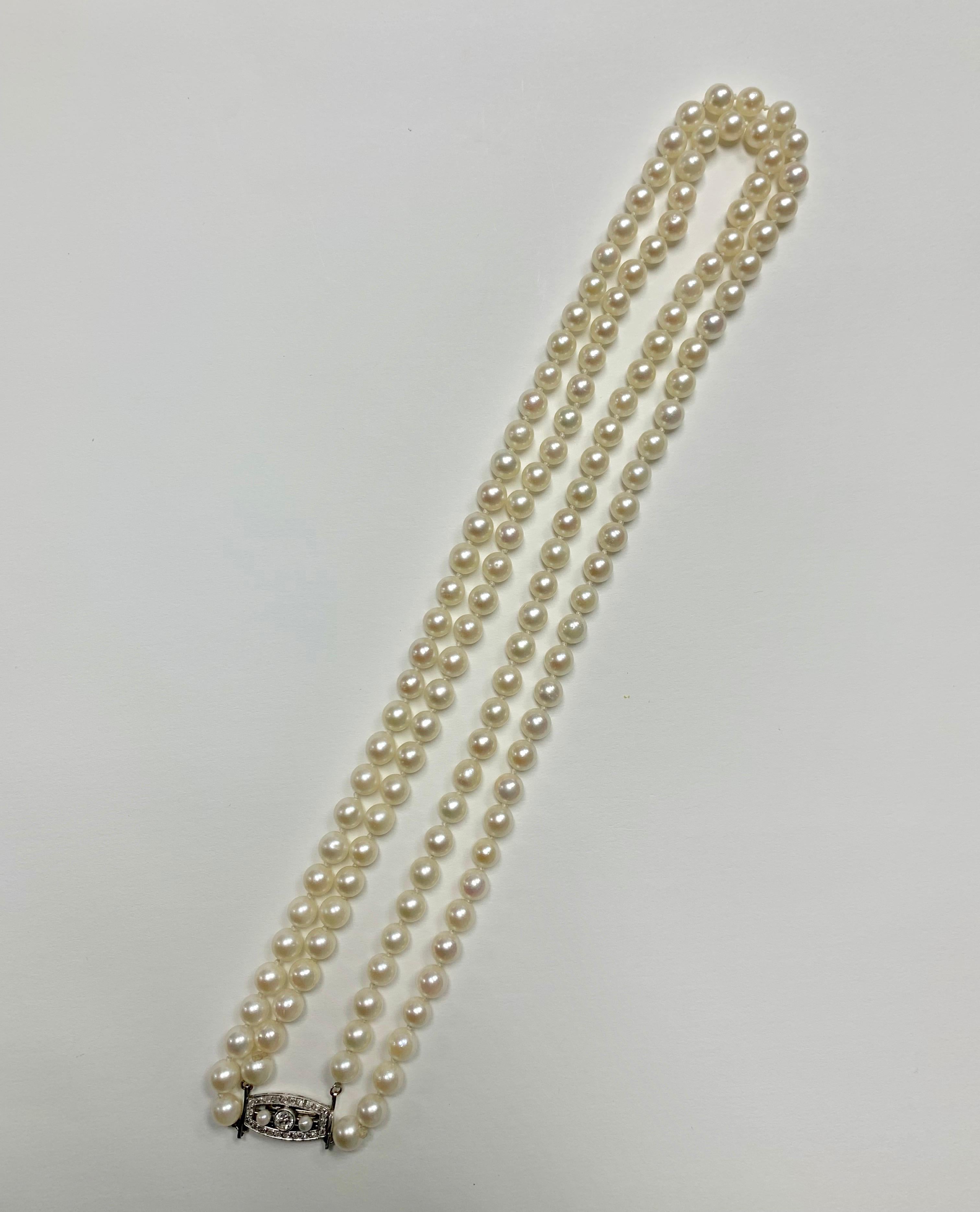 1920 Les perles de culture Akoya antiques sont percées dans un collier de perles à deux brins diamantés avec un fermoir en platine serti de diamants blancs européens de taille brillant et simple. 
Longueur : 18 pouces 
Nombre de perles : 134 perles