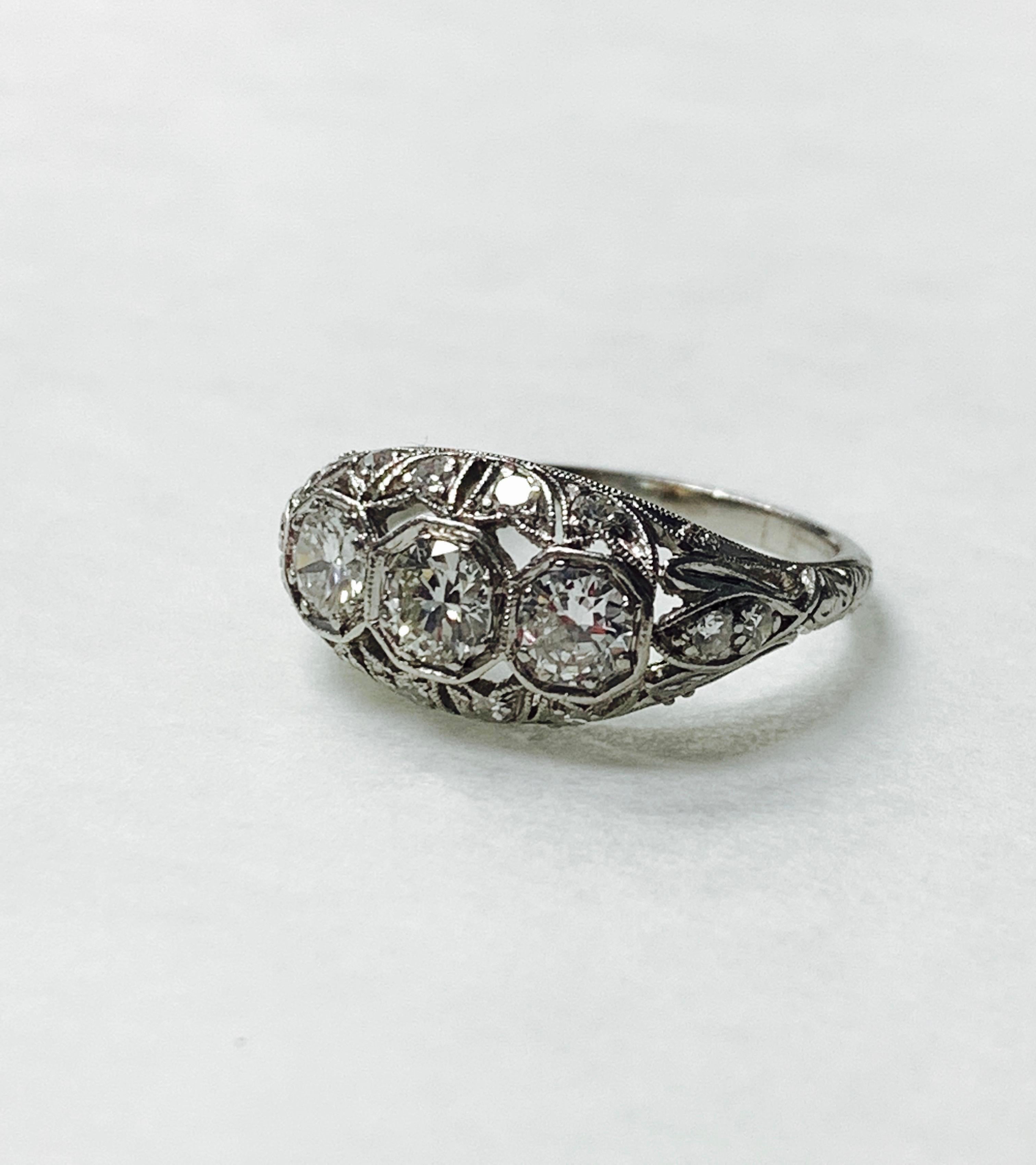 Antiker dreisteiniger Diamantring mit alteuropäischem Schliff aus Platin von 1920 (Alteuropäischer Schliff) im Angebot