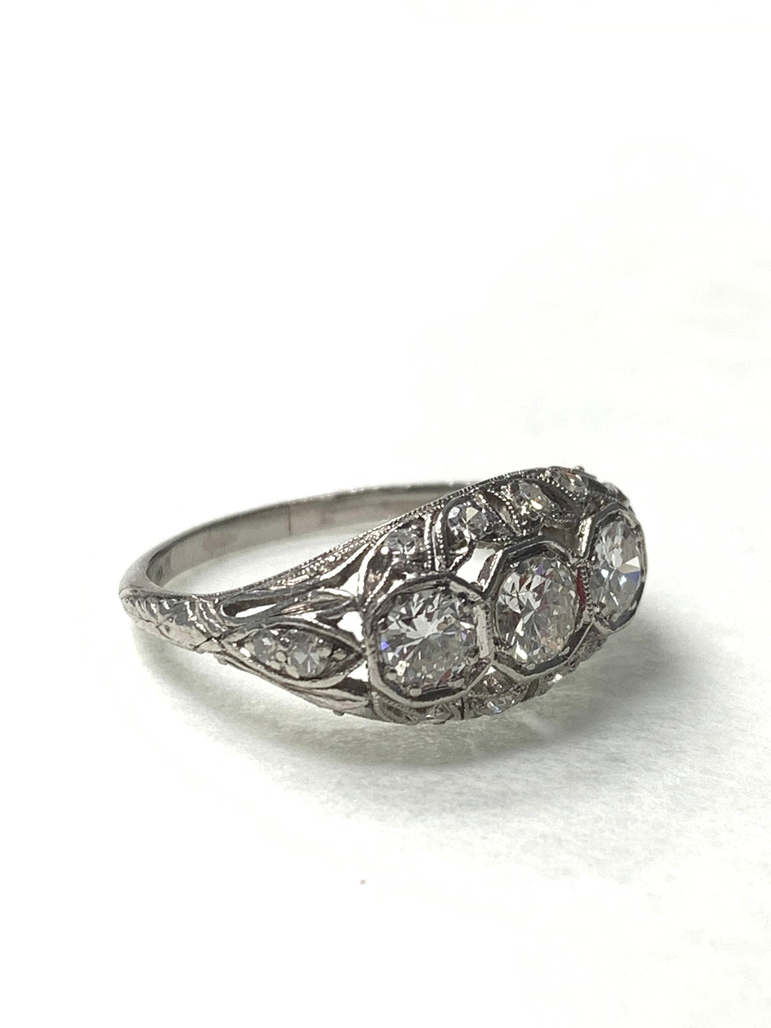 Antiker dreisteiniger Diamantring mit alteuropäischem Schliff aus Platin von 1920 im Zustand „Hervorragend“ im Angebot in New York, NY