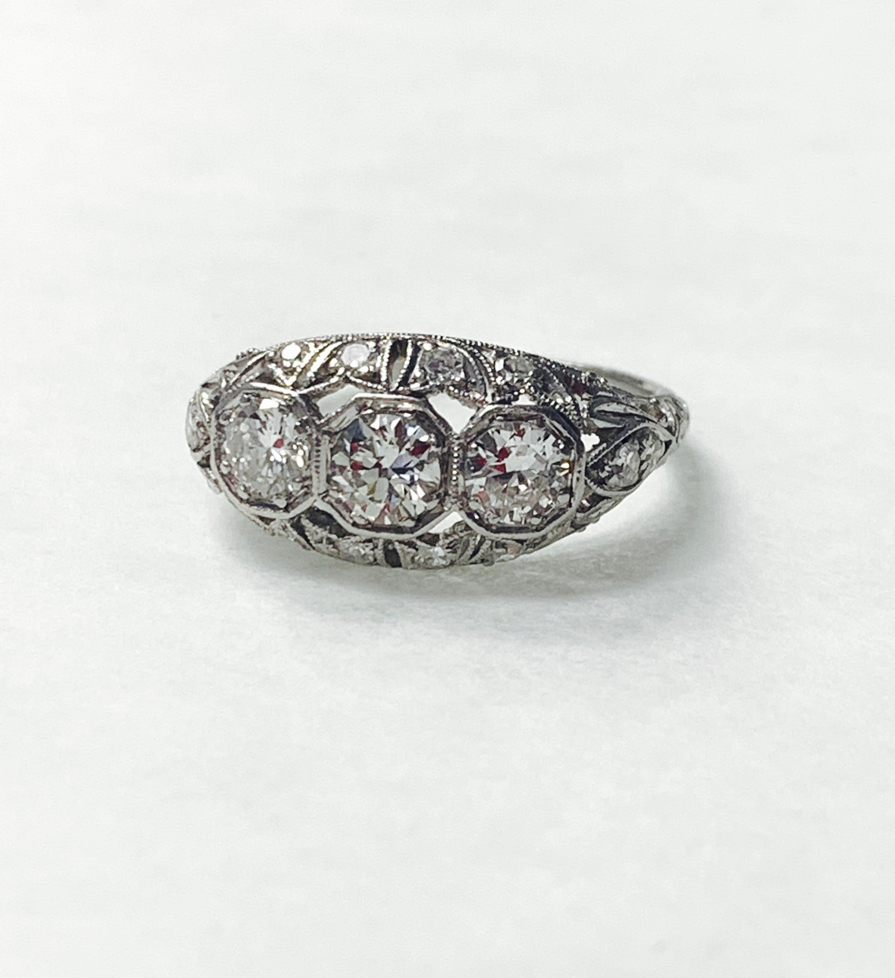 1920 Antique Three-Stone Old European Cut Diamond Ring in Platinum For Sale 1