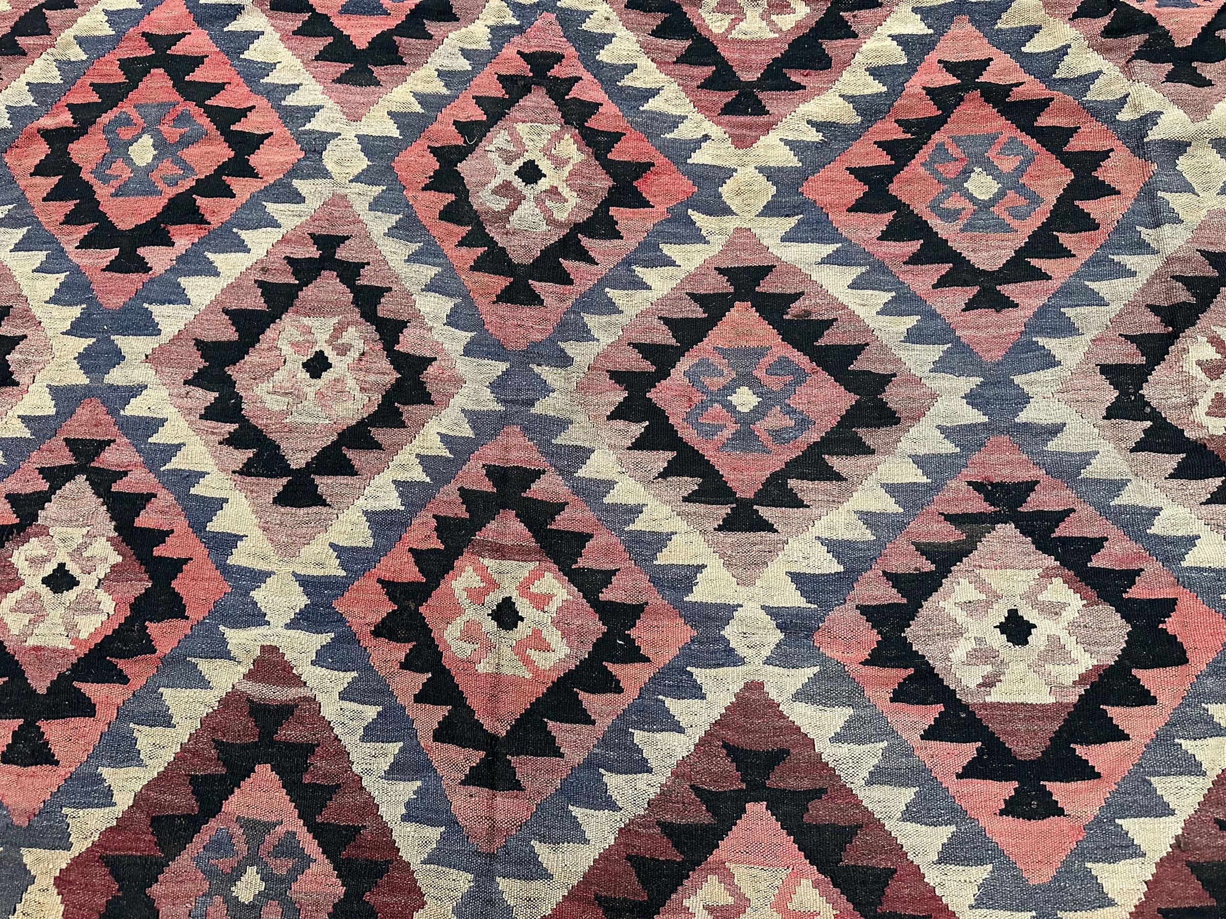 1920 Antiker Flachgewebter Kelim-Teppich aus Stammes Kelim Geometrischer Teppich 10x16 310cm x 472cm im Angebot 5