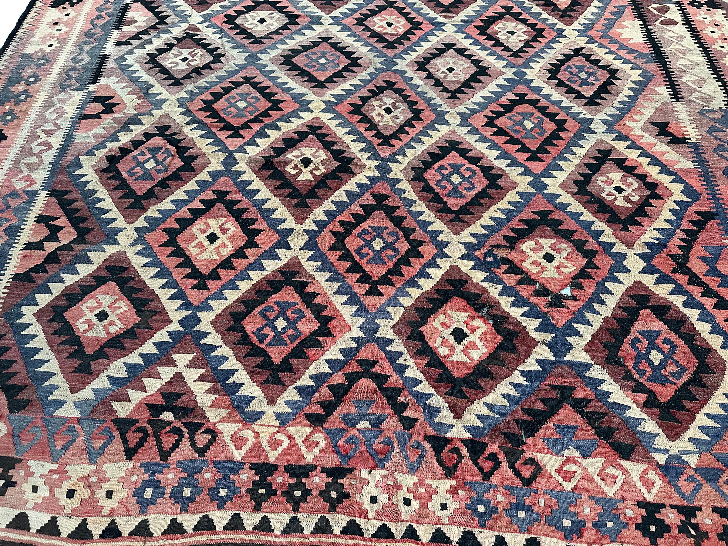 1920 Antiker Flachgewebter Kelim-Teppich aus Stammes Kelim Geometrischer Teppich 10x16 310cm x 472cm (Stammeskunst) im Angebot