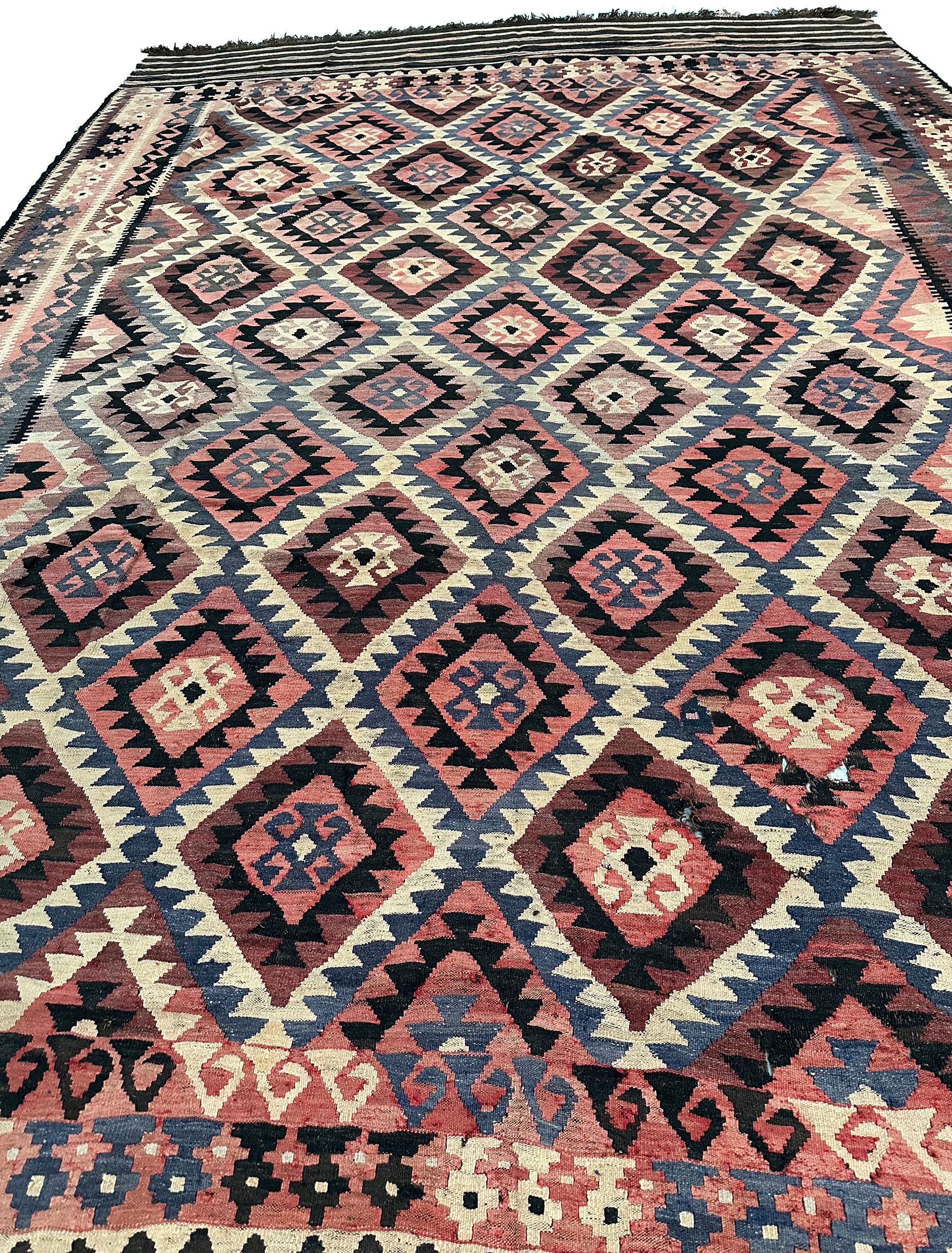 1920 Antiker Flachgewebter Kelim-Teppich aus Stammes Kelim Geometrischer Teppich 10x16 310cm x 472cm (Asiatisch) im Angebot