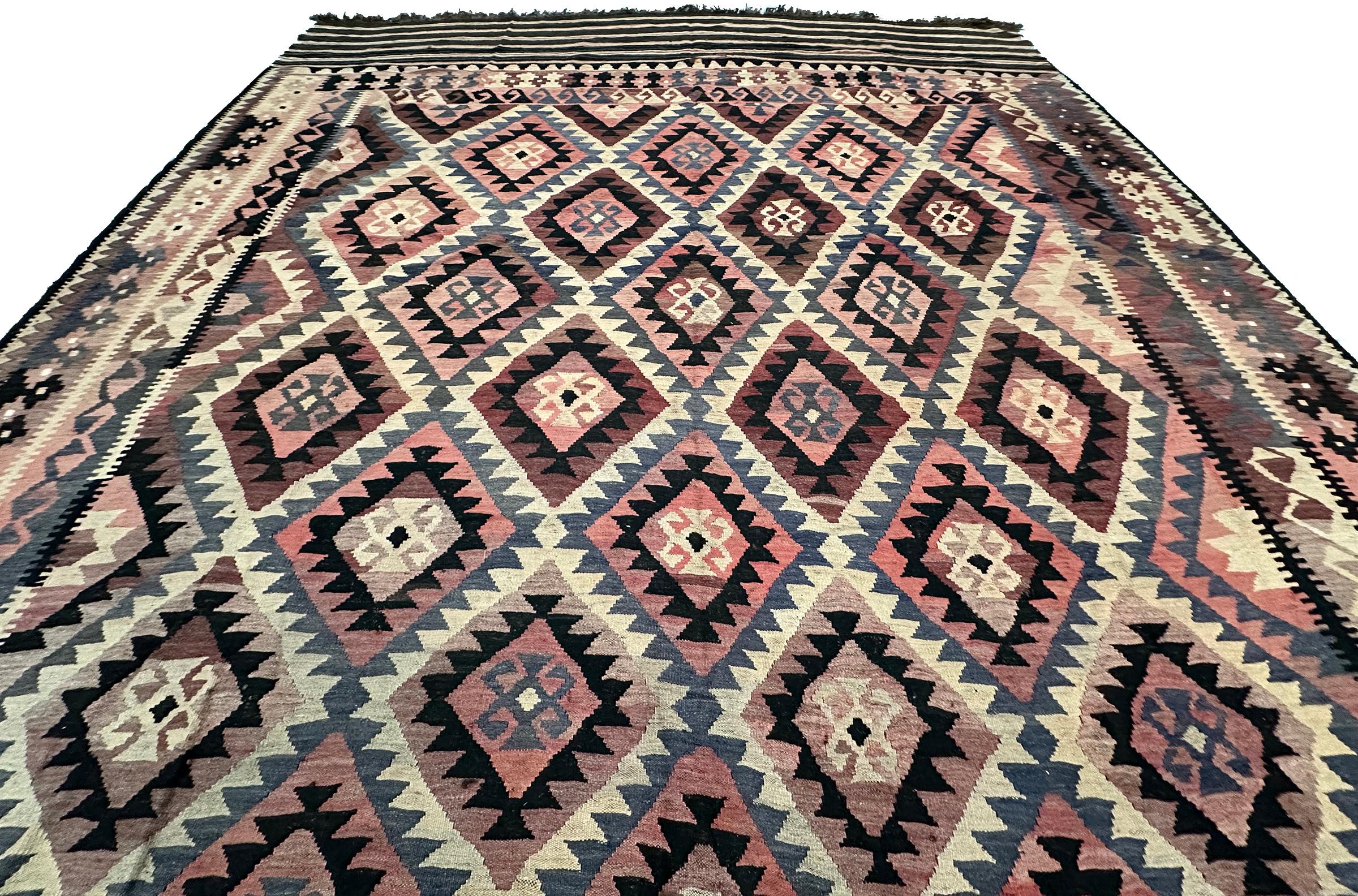 1920 Antiker Flachgewebter Kelim-Teppich aus Stammes Kelim Geometrischer Teppich 10x16 310cm x 472cm (Mitte des 20. Jahrhunderts) im Angebot