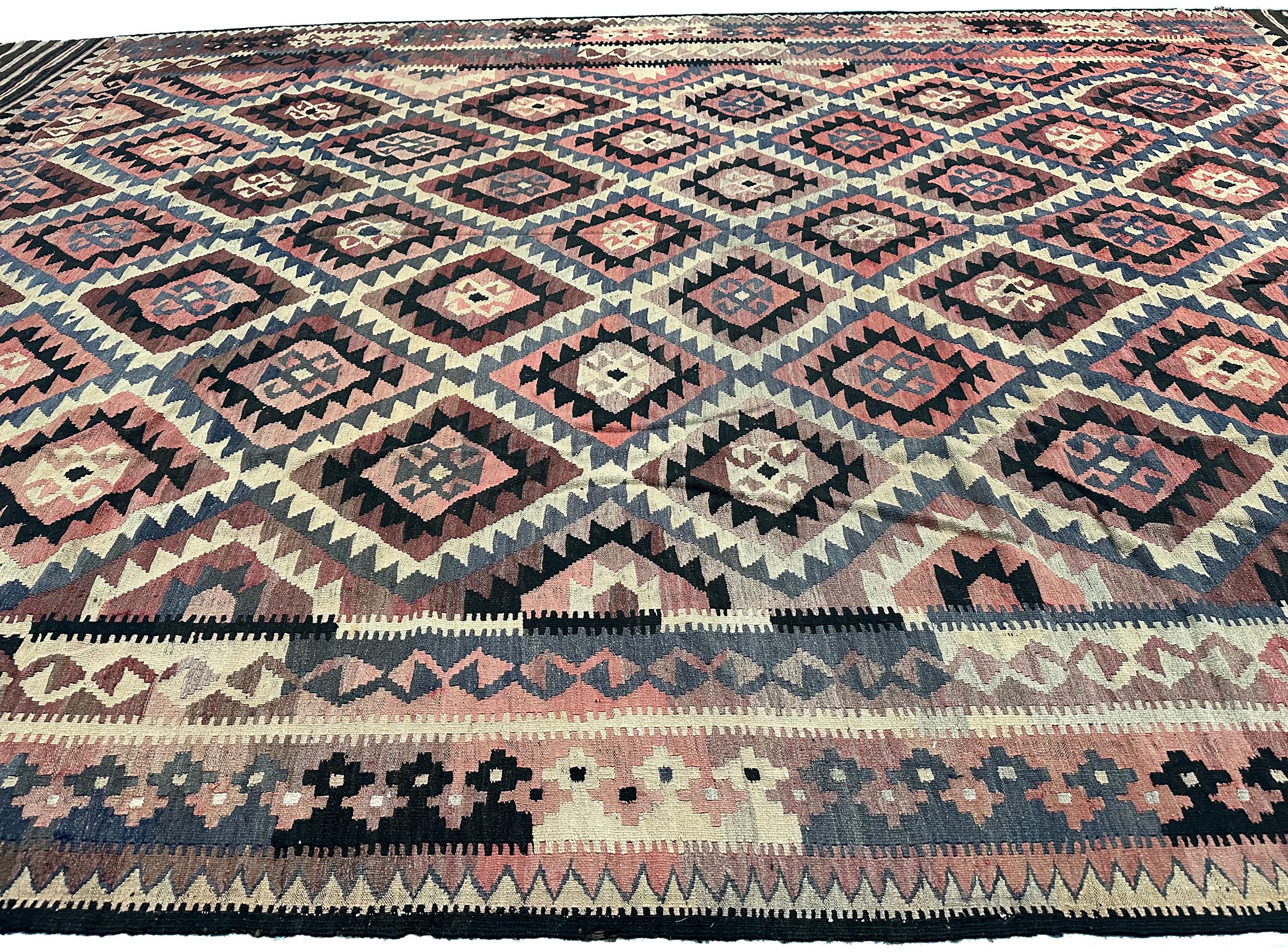 1920 Antiker Flachgewebter Kelim-Teppich aus Stammes Kelim Geometrischer Teppich 10x16 310cm x 472cm (Wolle) im Angebot