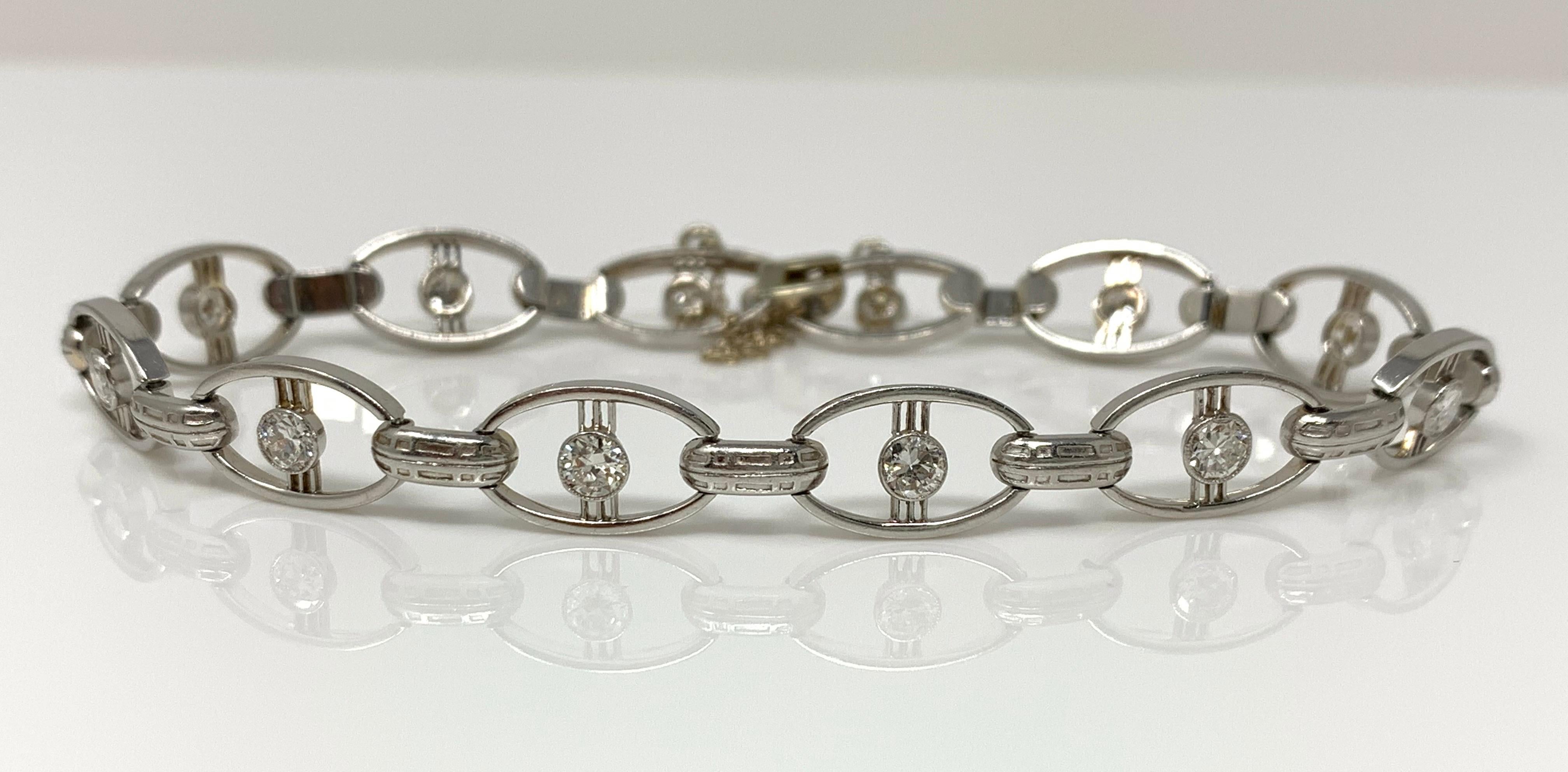 Dieses schöne handgefertigte Armband mit weißen antiken Diamanten aus dem Jahr 1920 ist voller Funkeln. 
Gewicht des Diamanten: 2,50 Karat (Farbe FG und Reinheit VS) 
Metall: Platin 
Länge: 7 Zoll 
