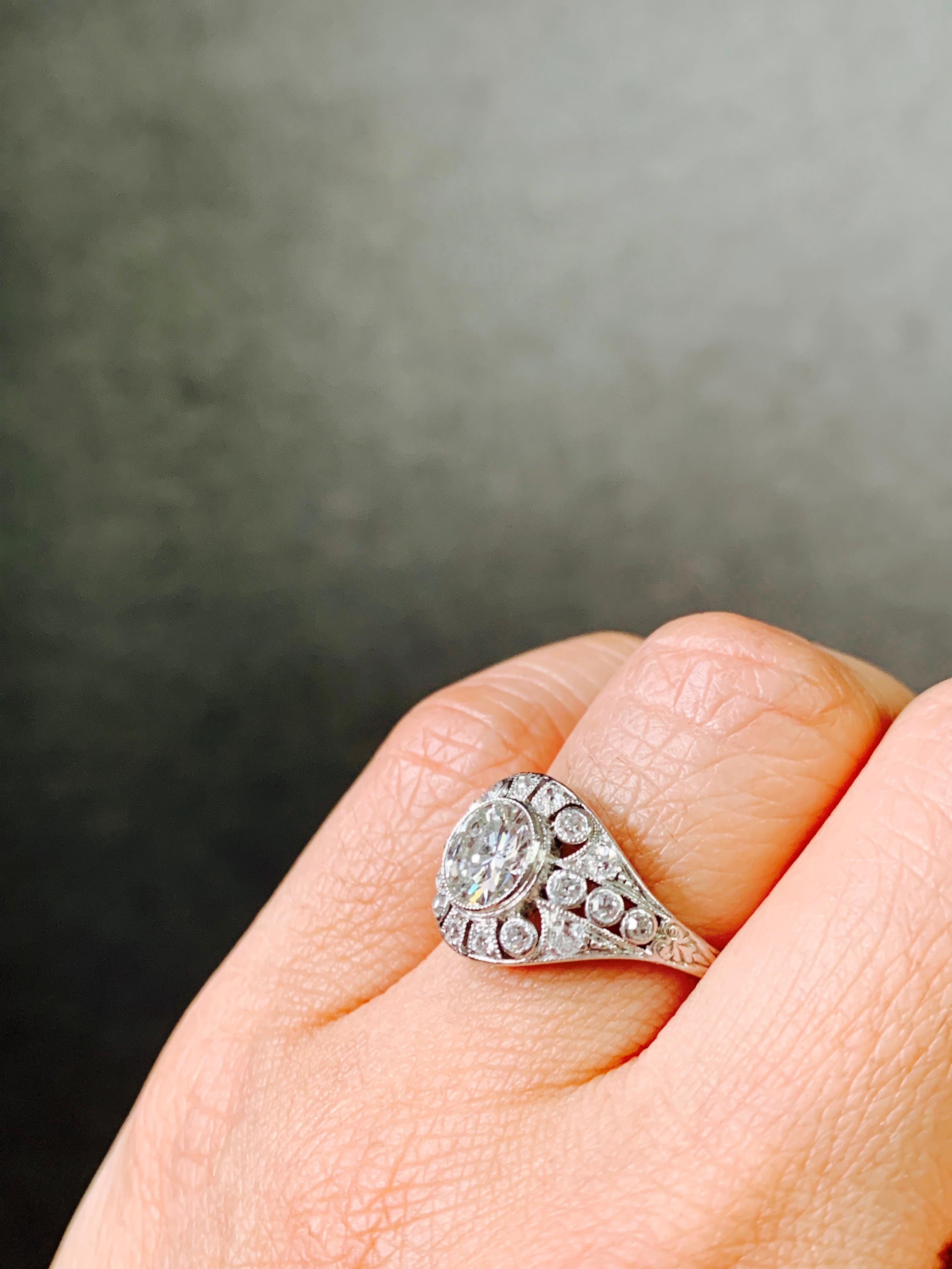Bague de fiançailles en platine avec diamants blancs anciens de taille européenne ancienne de 1920 en vente 5