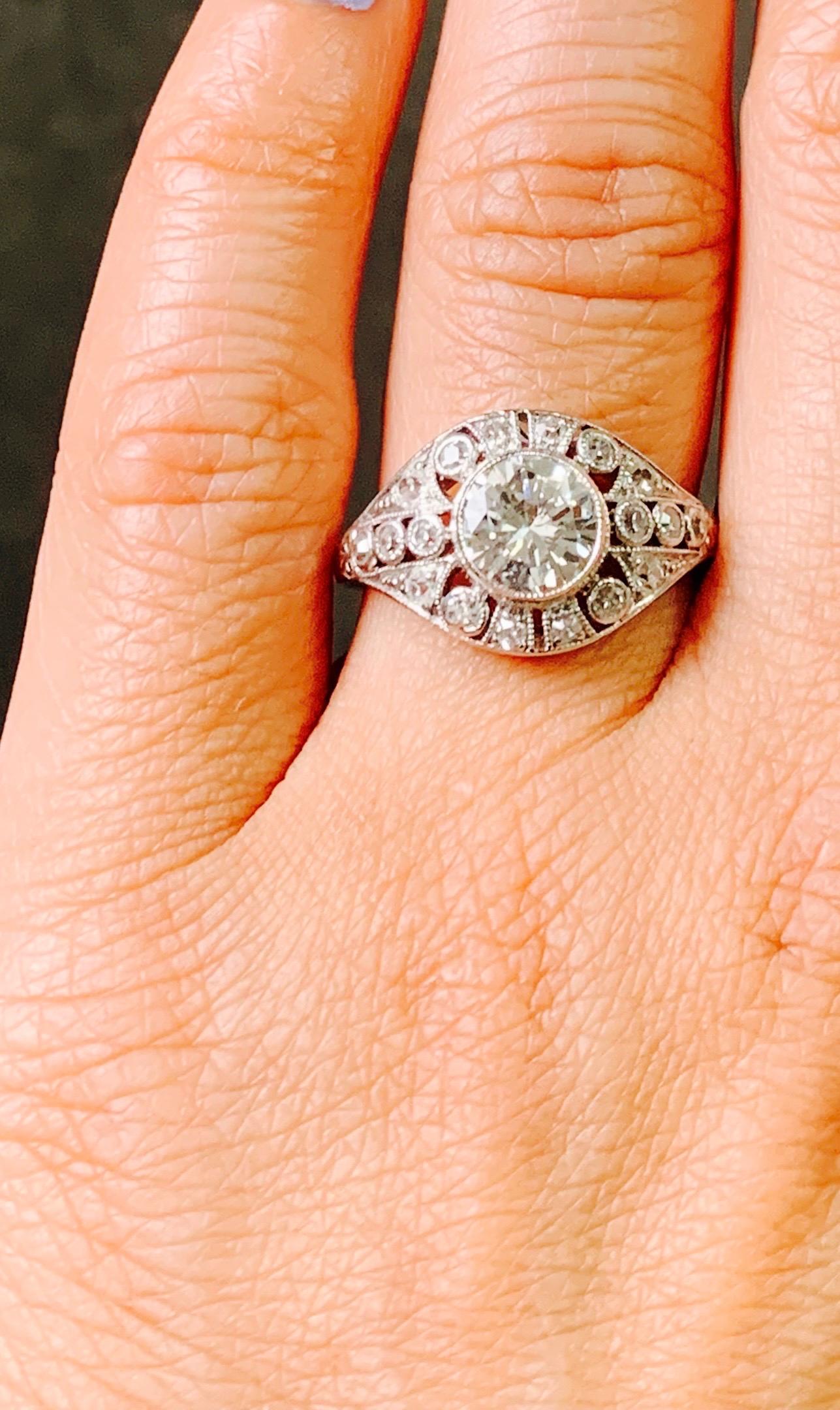 Bague de fiançailles en platine avec diamants blancs anciens de taille européenne ancienne de 1920 en vente 6