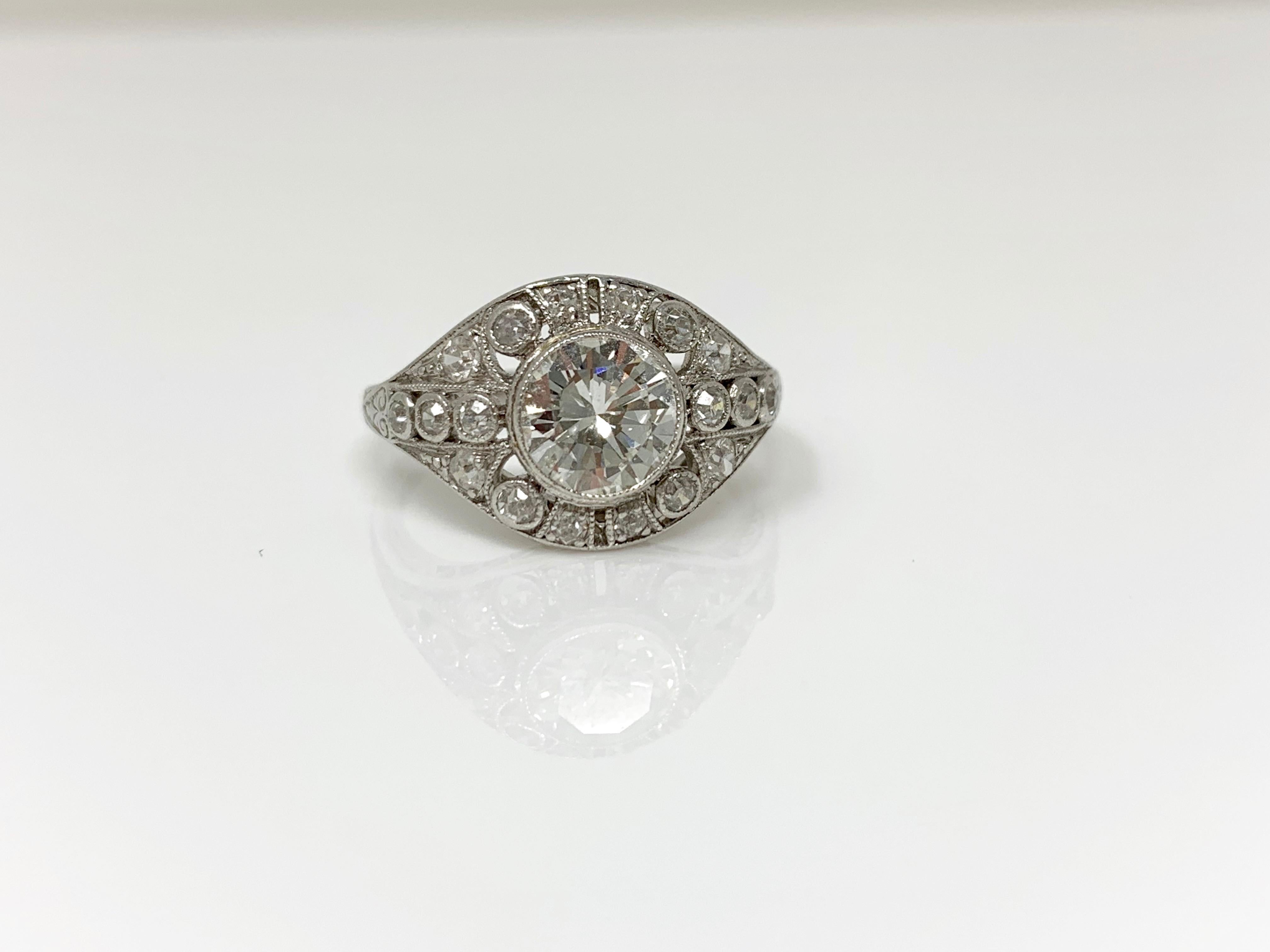 Cette bague de fiançailles unique en diamant taille européenne ancienne de 1920 est magnifiquement réalisée à la main en platine. 
Poids du diamant : 1.05 (centre), couleur G et pureté VS.
petit diamant blanc : 0,40 carat 
Métal : Platine 
Taille de