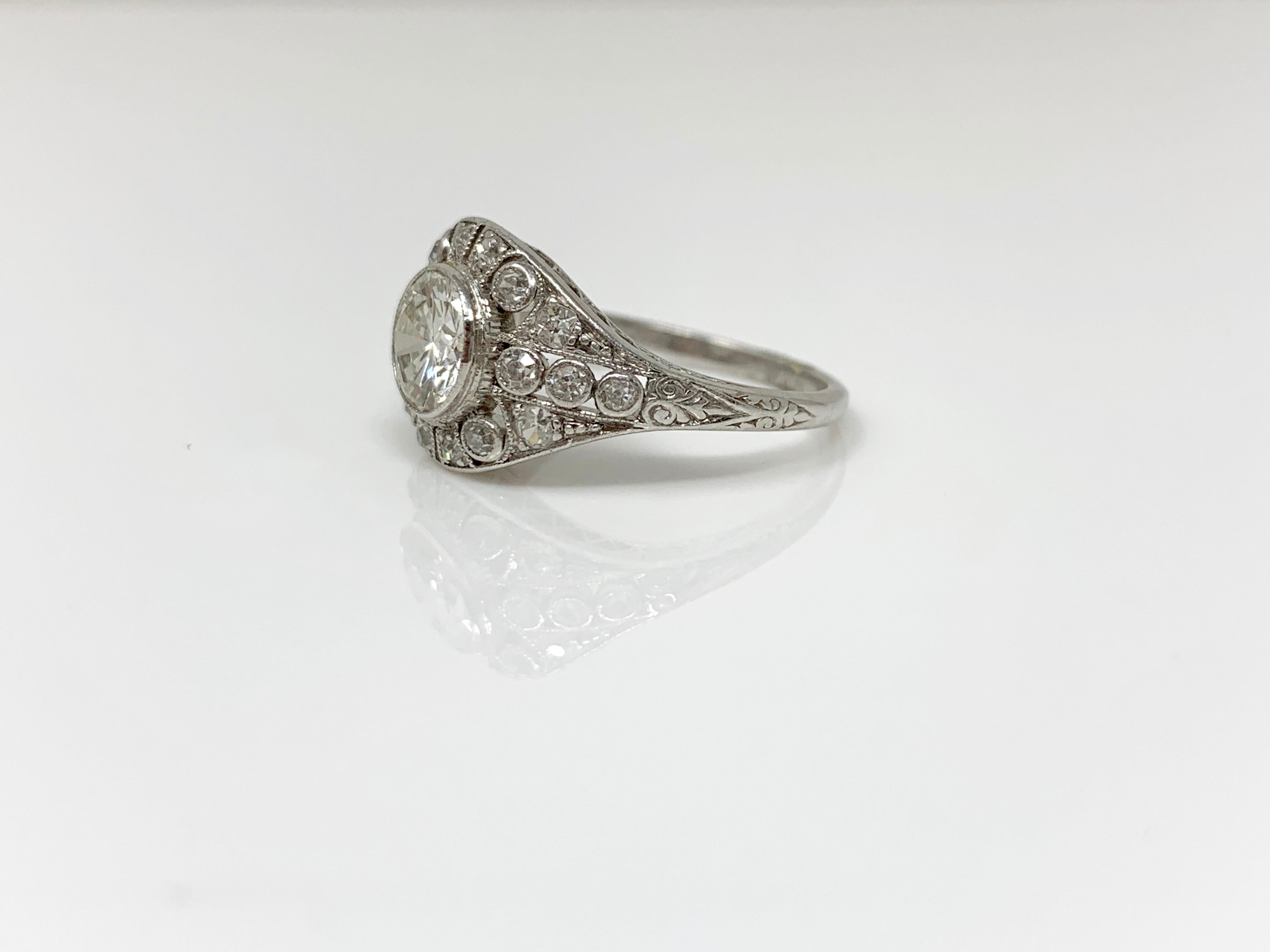 Taille vieille Europe Bague de fiançailles en platine avec diamants blancs anciens de taille européenne ancienne de 1920 en vente
